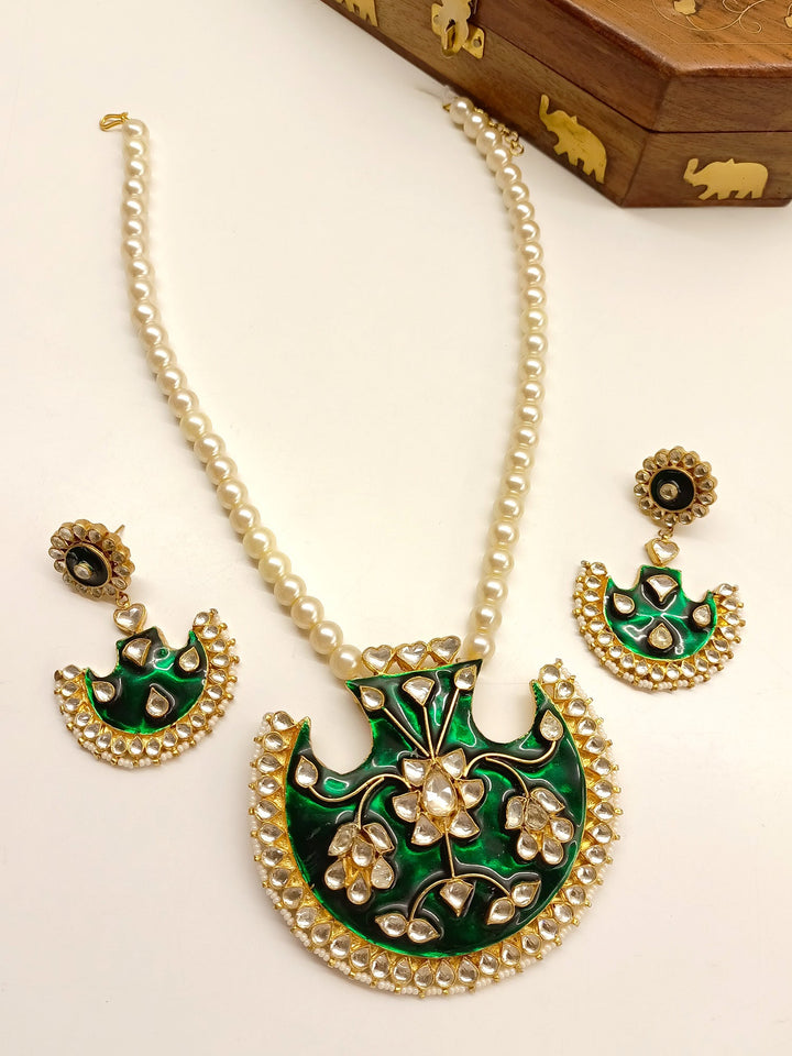 Dominique Green Kundan Pendant Set