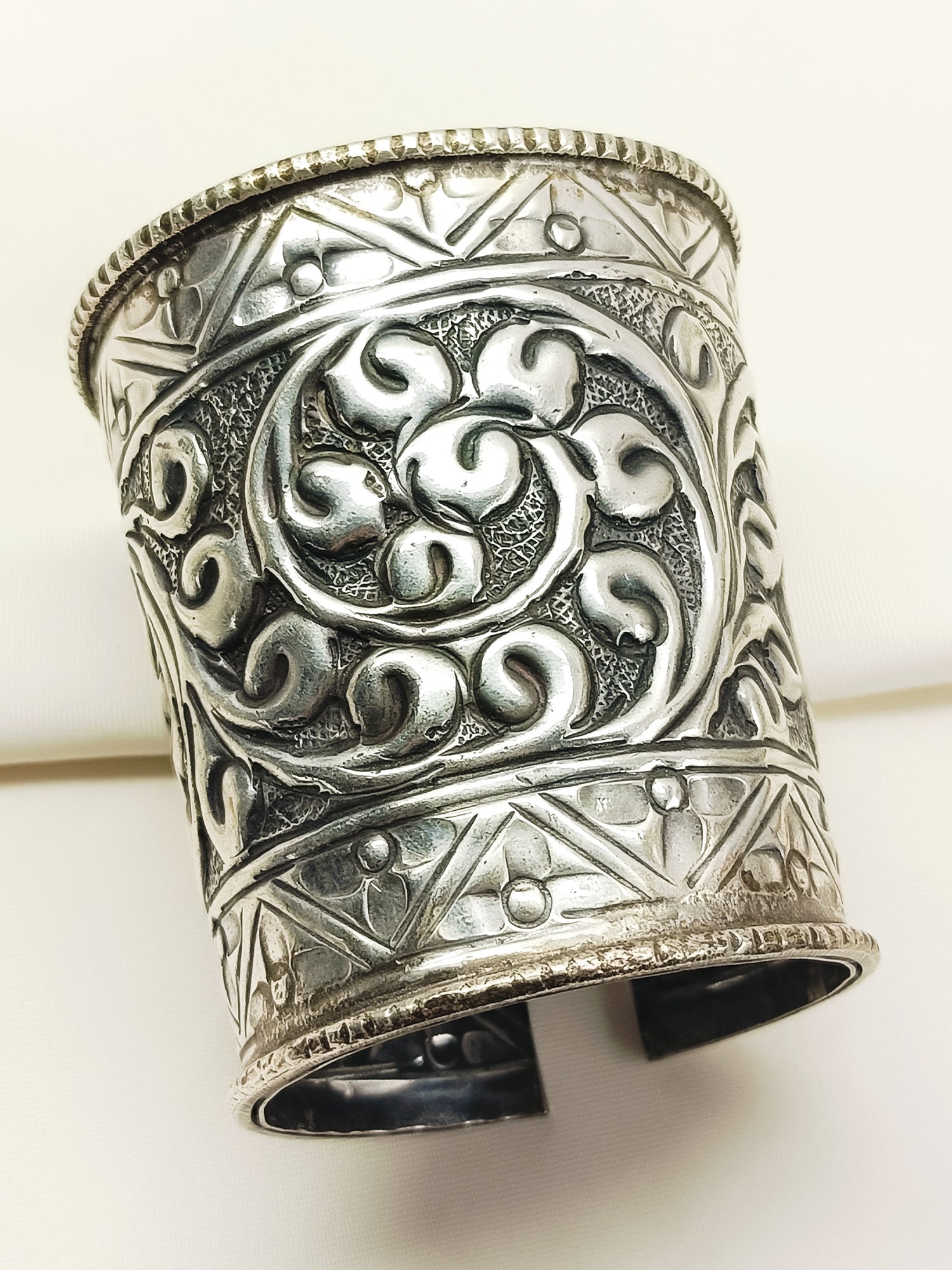 Effie Plain Oxidized Bracelet