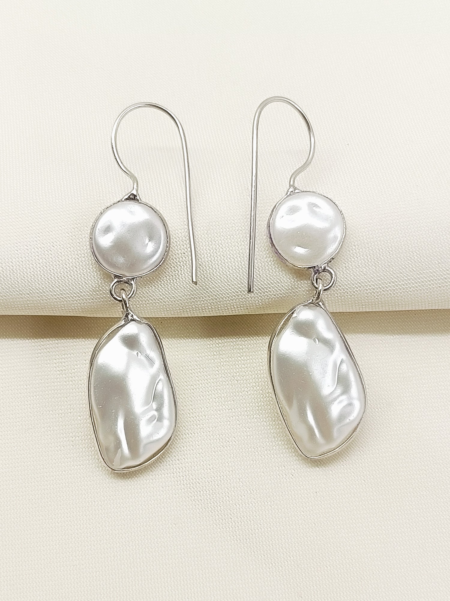 Ihina White Pearl Oxidized Earring