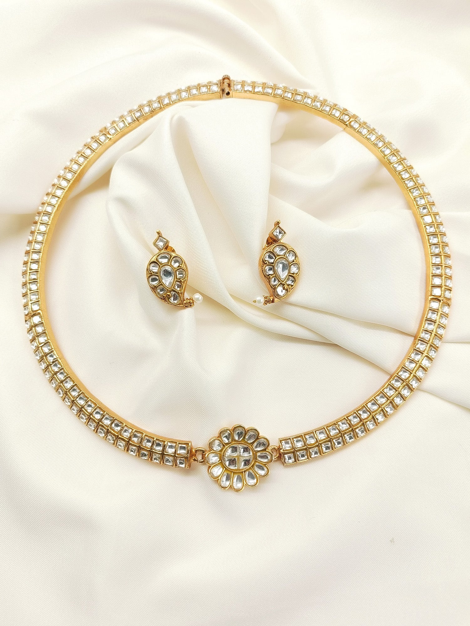Samriddhi White Kundan Choker Set With Hasli