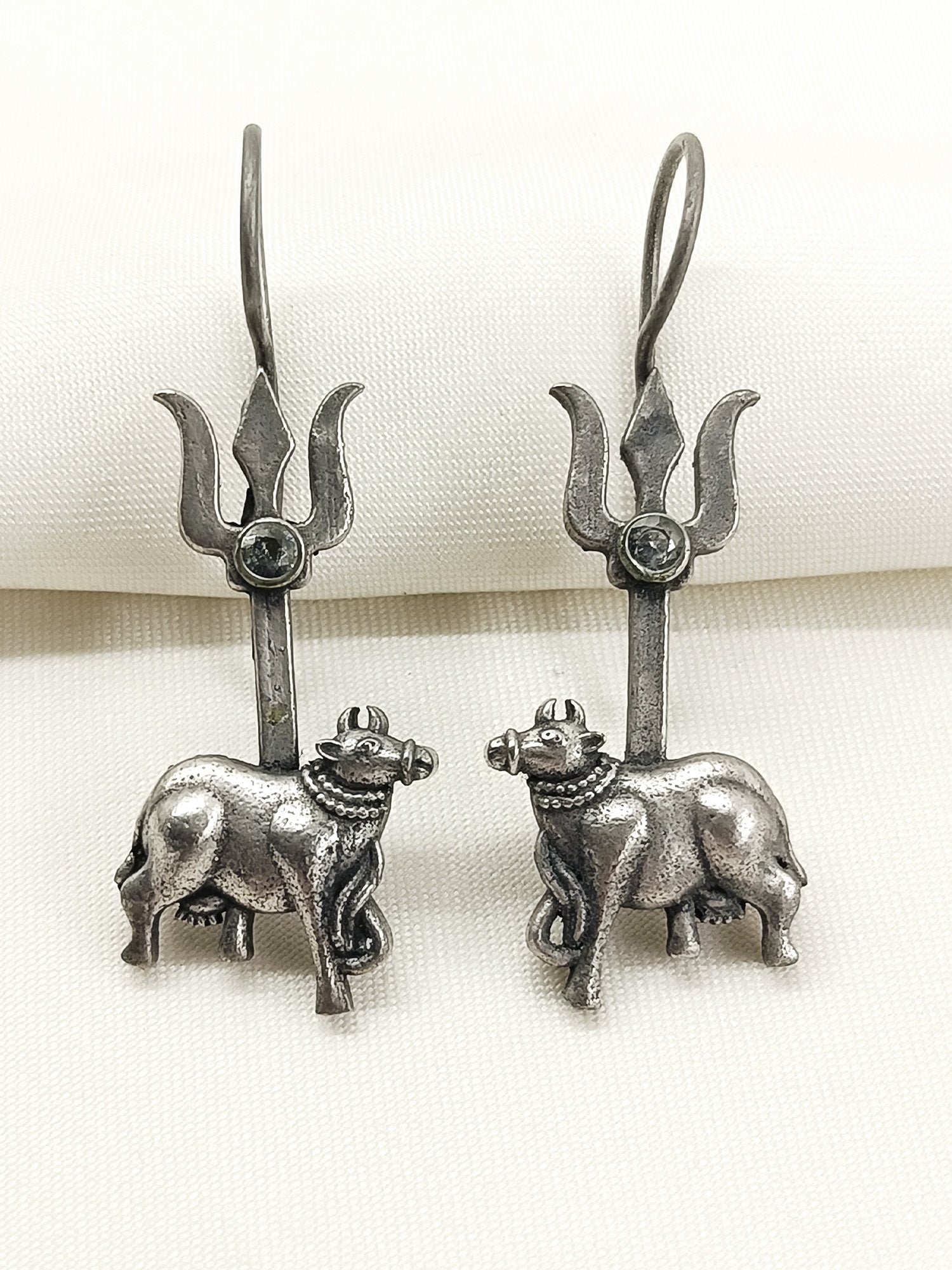 Vihari White Oxidized Earring