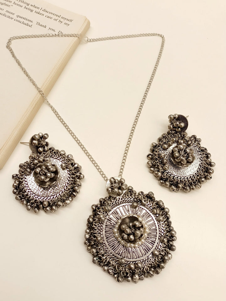 Mirika White Oxidized Pendant Set