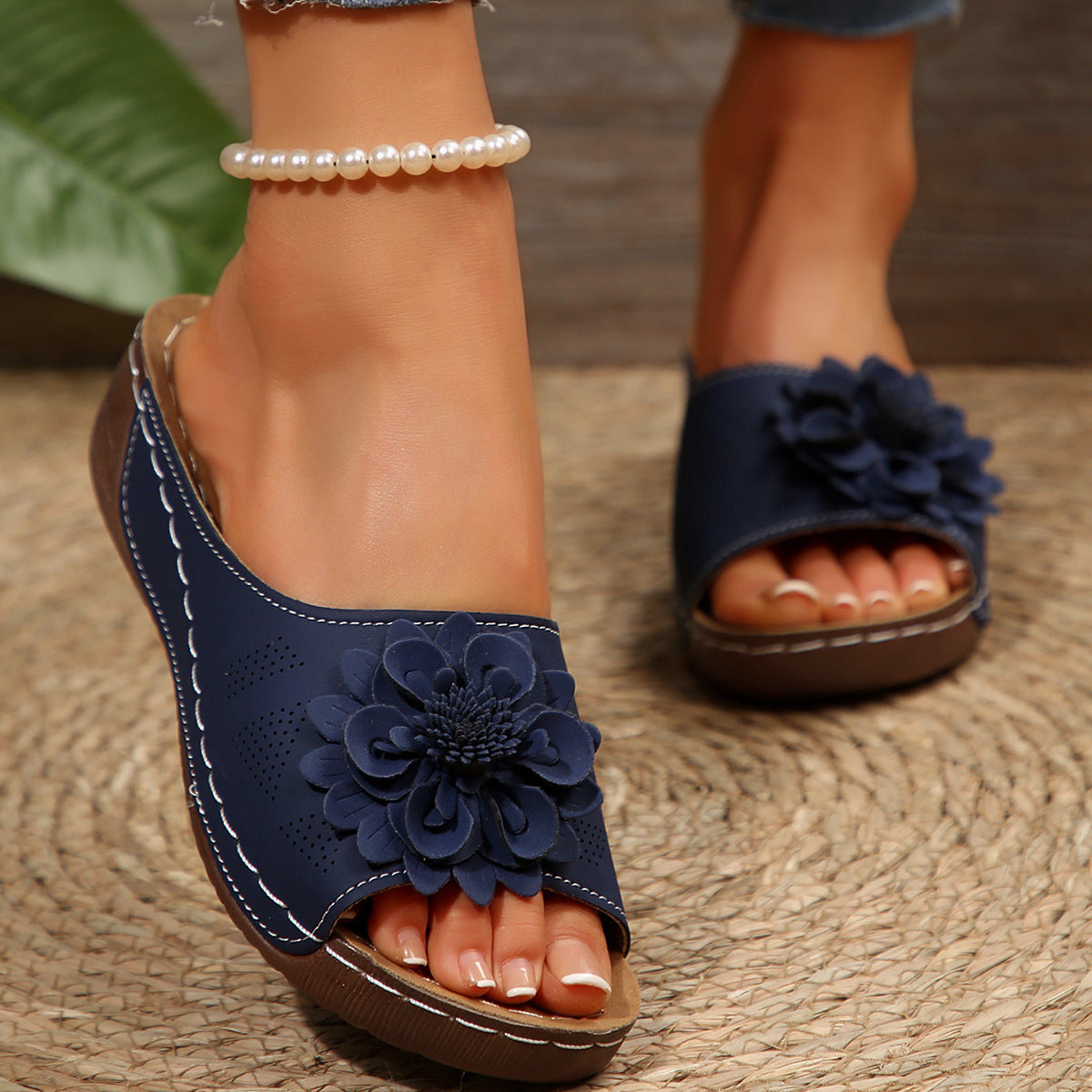 Women's Fleur Cutout Wedge Slides – Flower Appliqué Platform Sandals (US 5–11.5) (Copy)