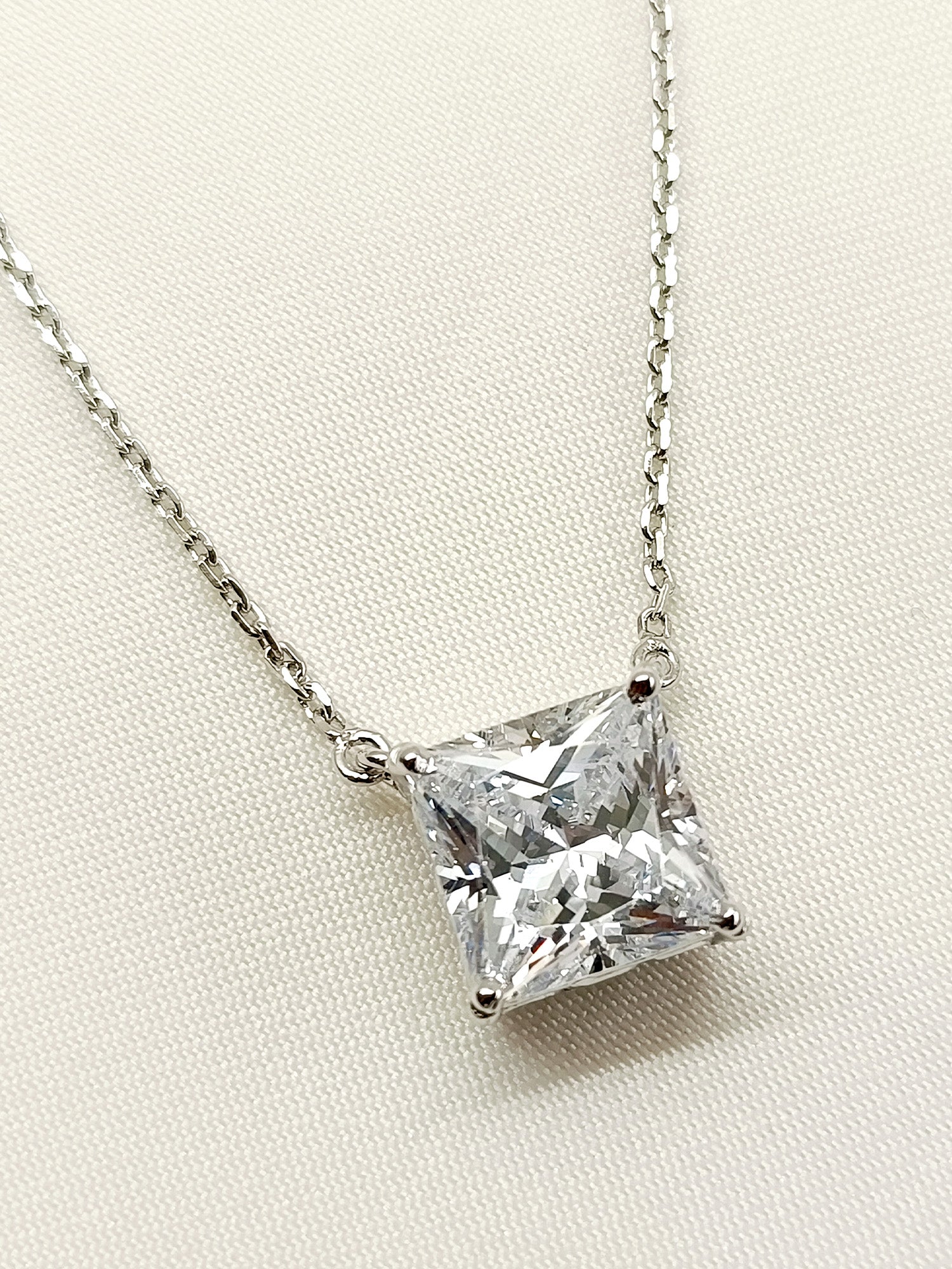 Lisa 92.5 Silver Swarovski Stone Pendal - qivii