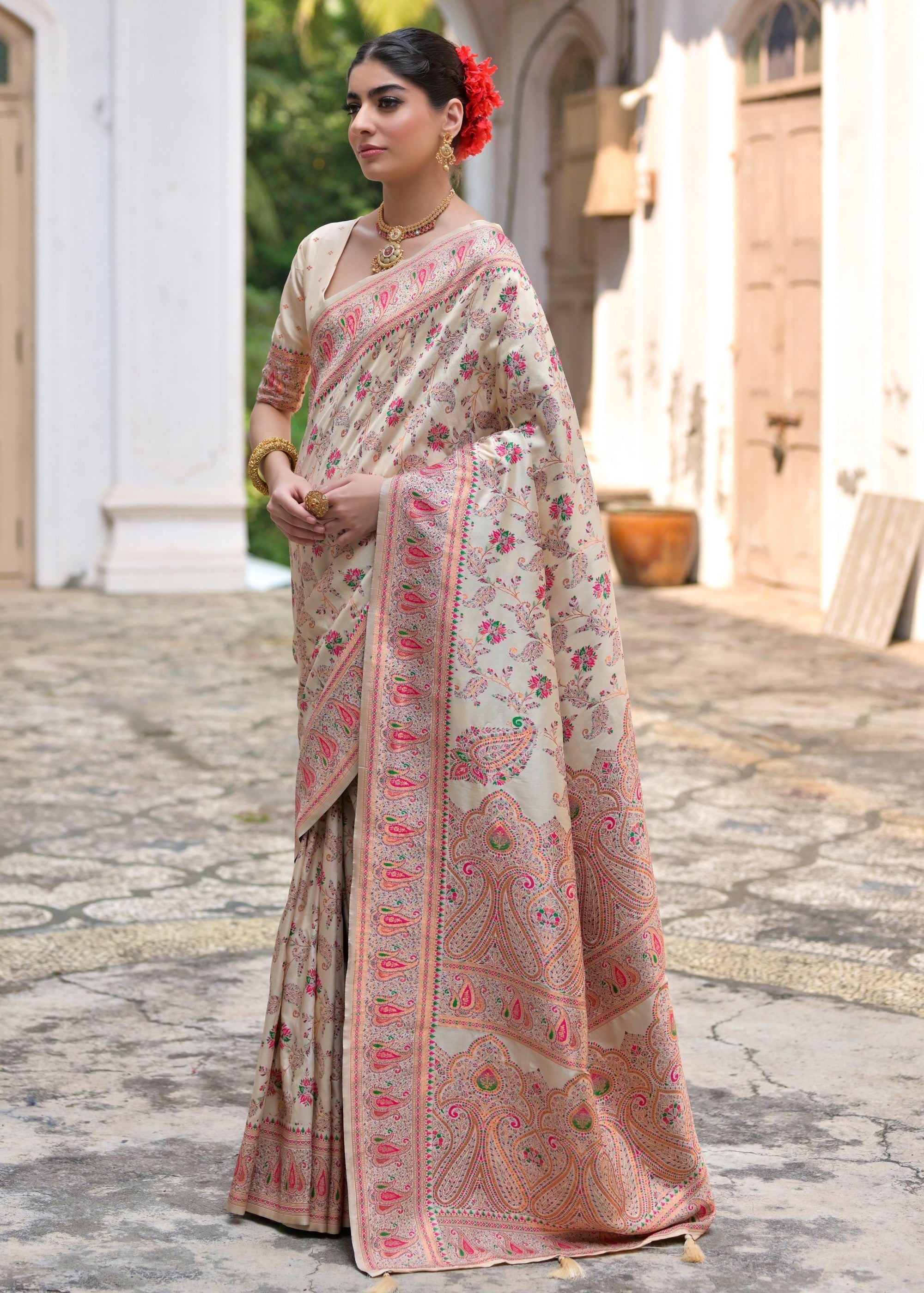 Cream Thread Woven Jal & Flower Silk Saree With Thread Woven Pallu - qivii