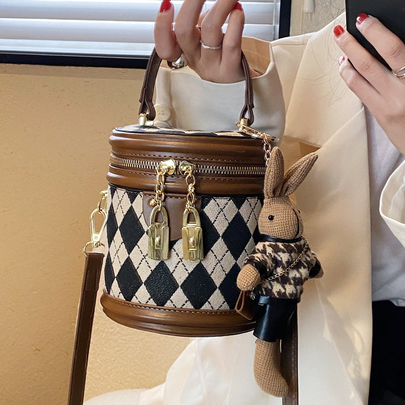 Women‘s Artisan Quilted Crossbody Bag Vintage Bunny Charm Bucket Tote