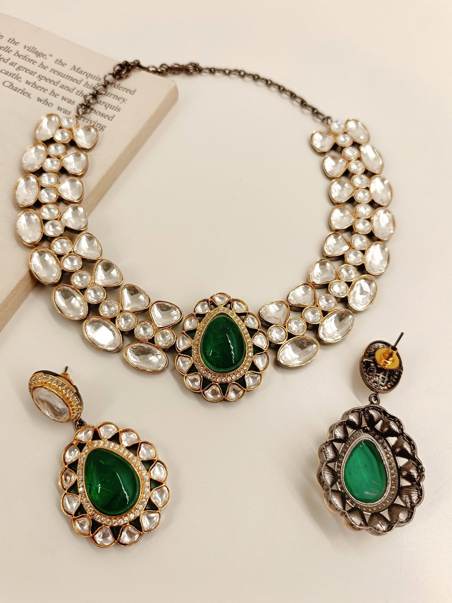 Exquisite Victorian Necklace Set with Vintage Charm and Expert Craftsmanship