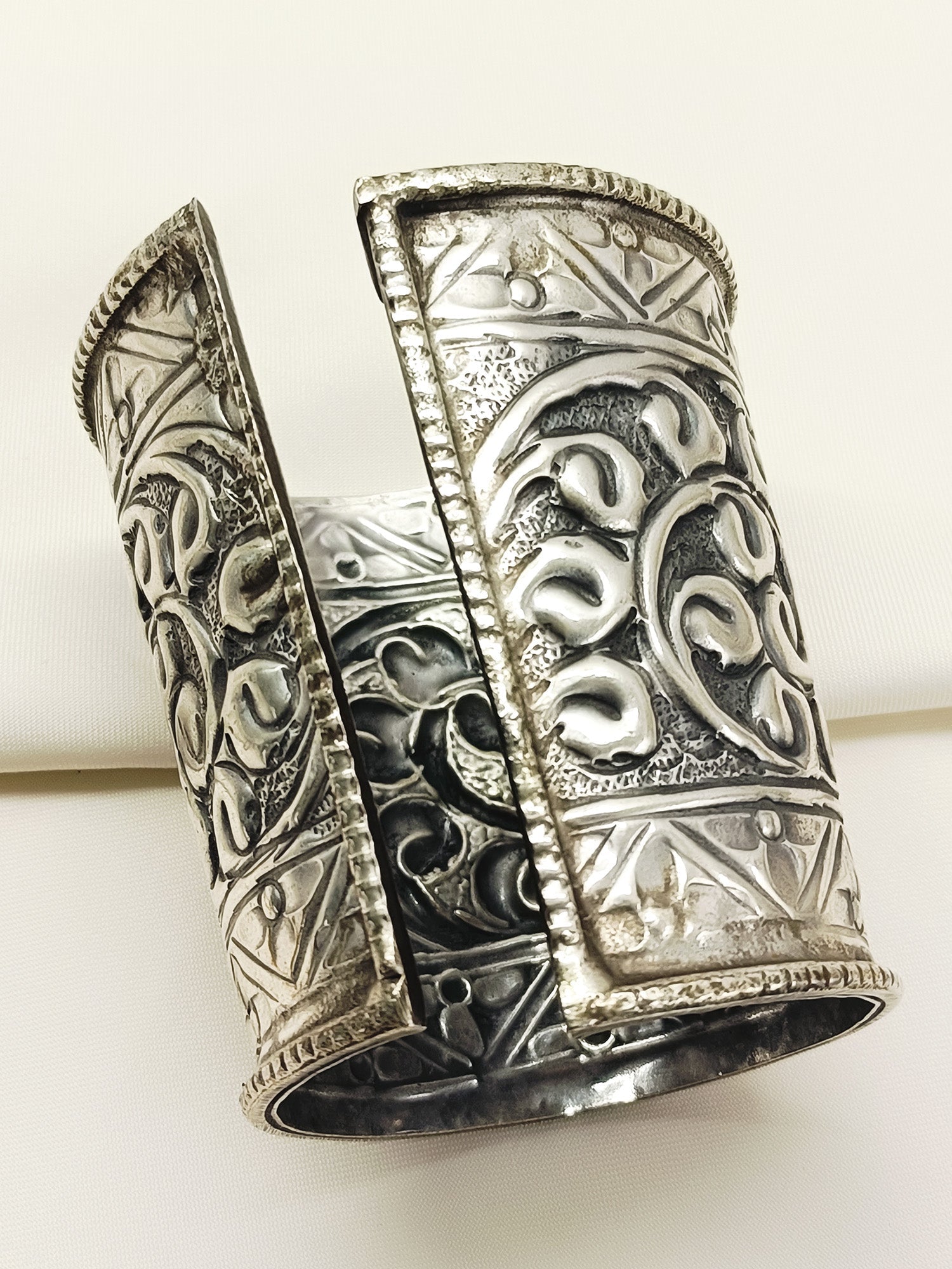 Effie Plain Oxidized Bracelet