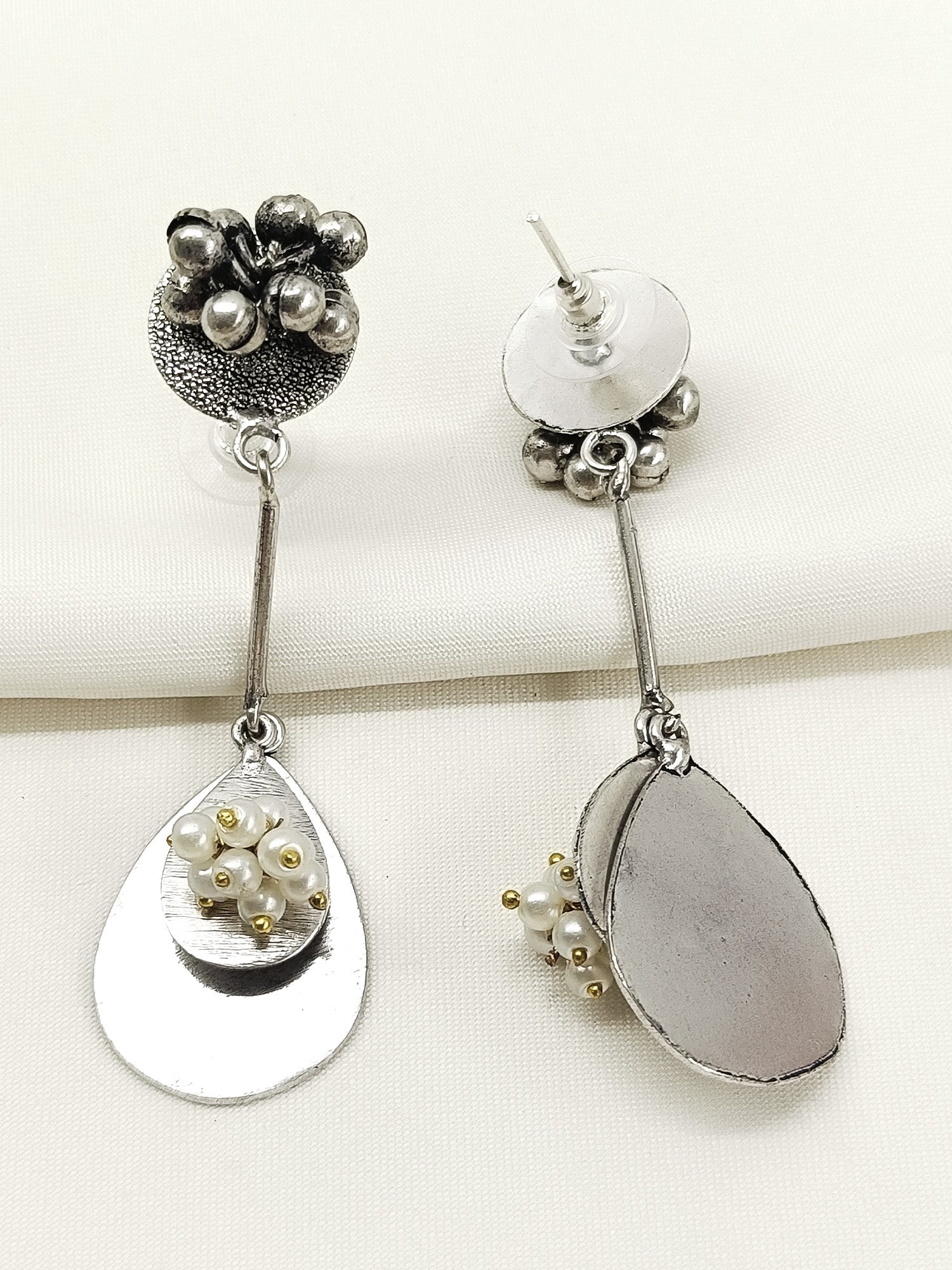 Pradhana White Pearl Oxidized Earring