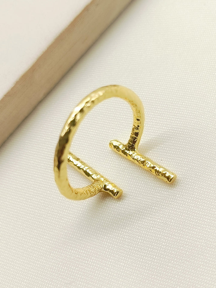  Beautifully crafted Western-style finger ring in shimmering gold with detailed trellis pattern