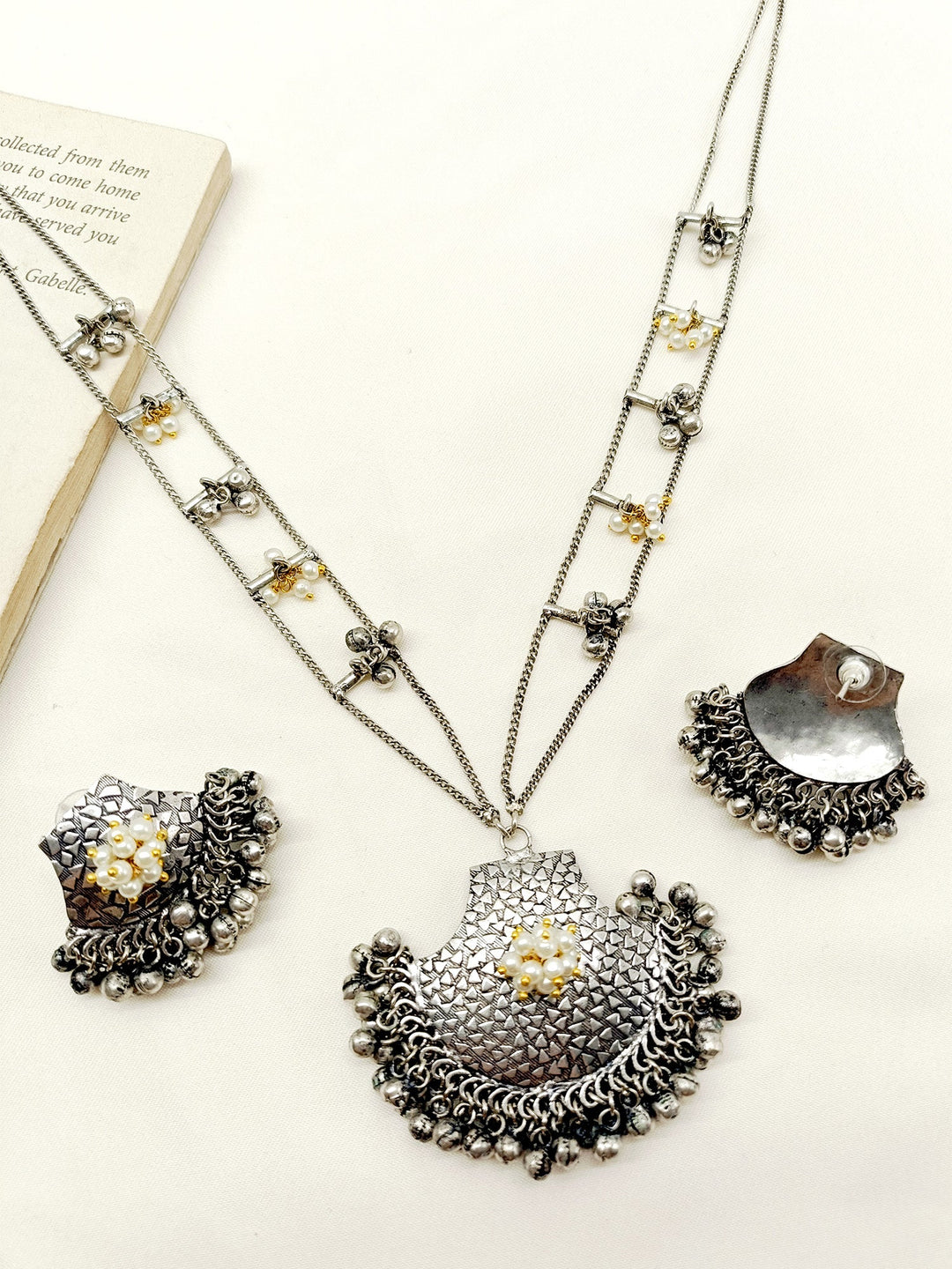 Ameliya Cream Oxidized Pendant Set