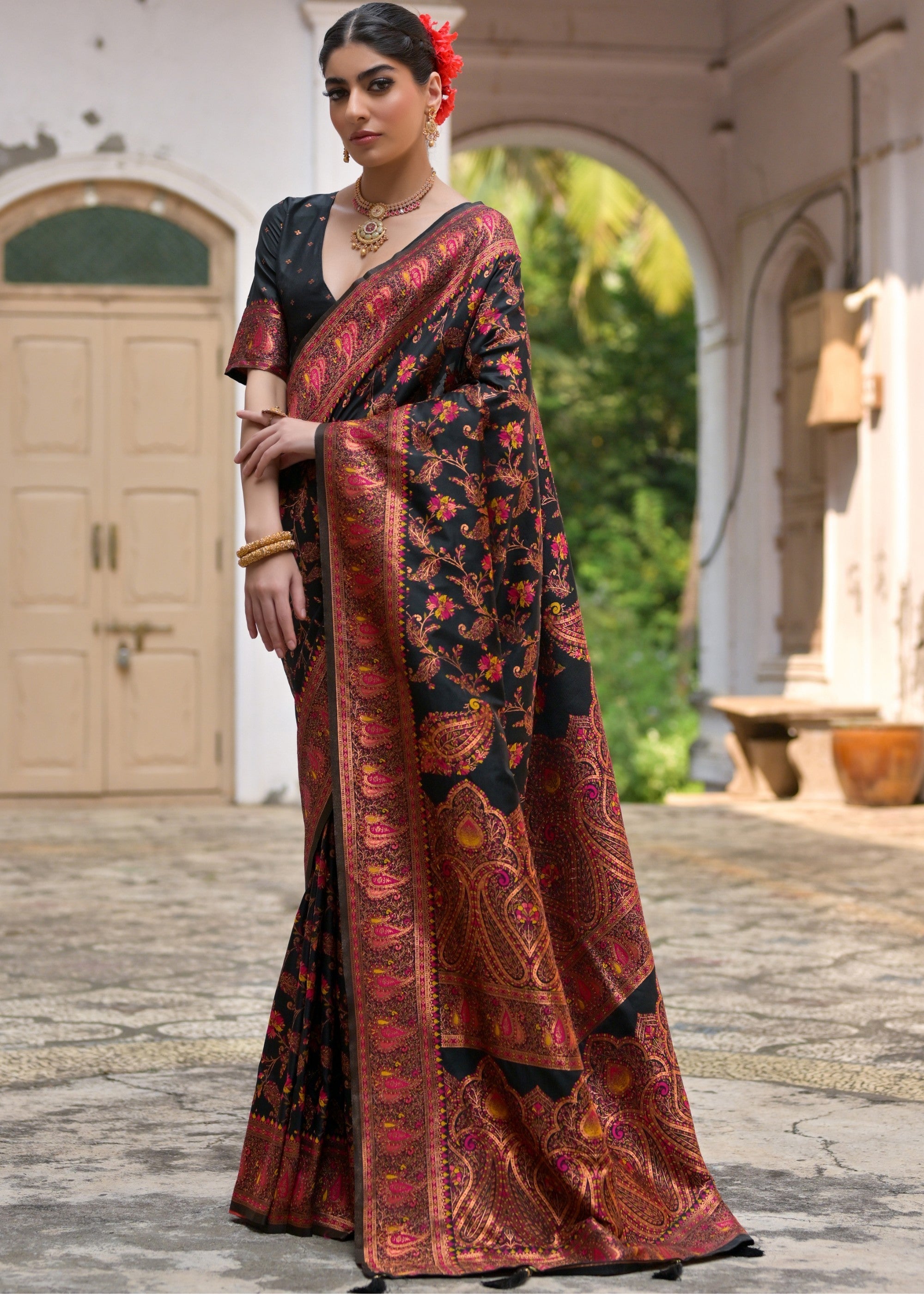 Black Thread Woven Jal & Flower Silk Saree With Thread Woven Pallu - qivii