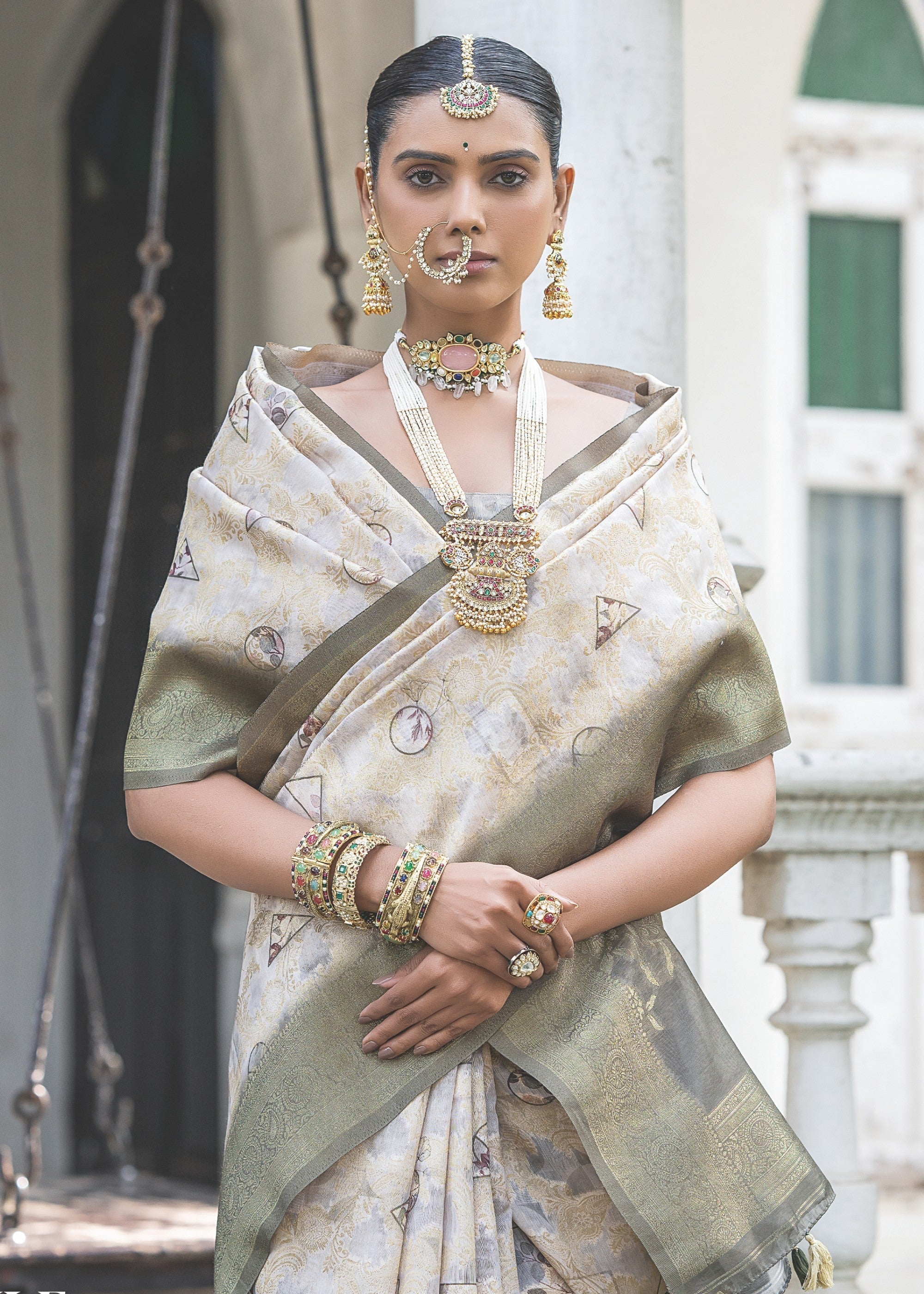 Ivory white Woven Silk Saree with Contrast Pallu - qivii