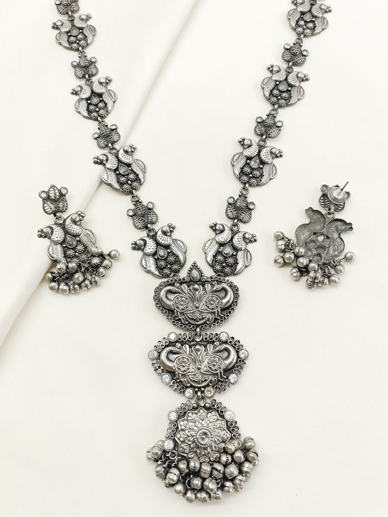 Qandeel White Oxidized Necklace Set