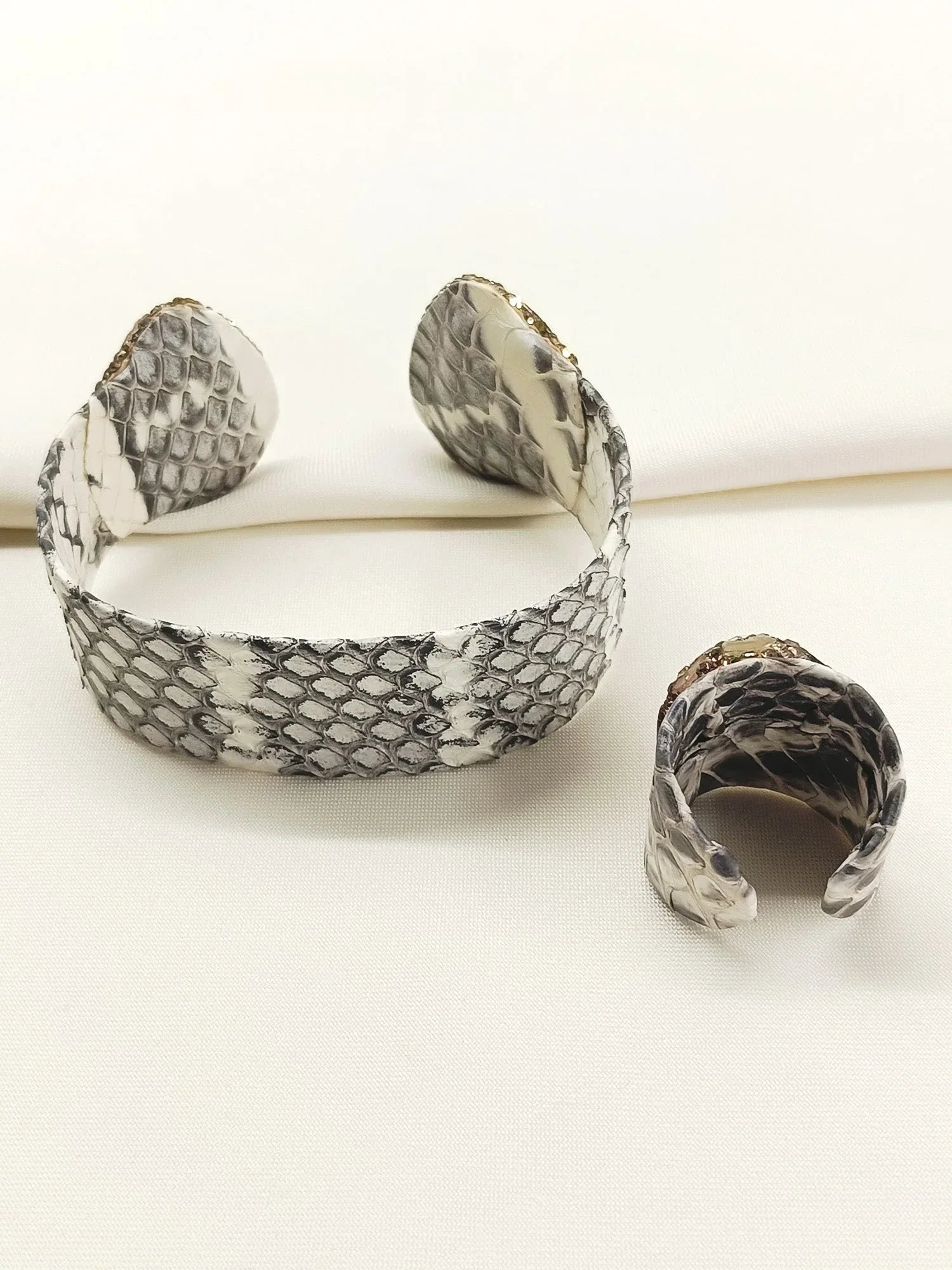 Veena White Western Bracelet With Finger Ring