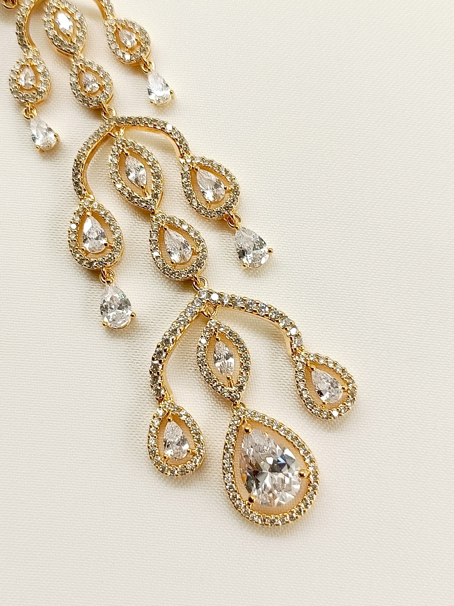 Roshu White American Diamond Teeka