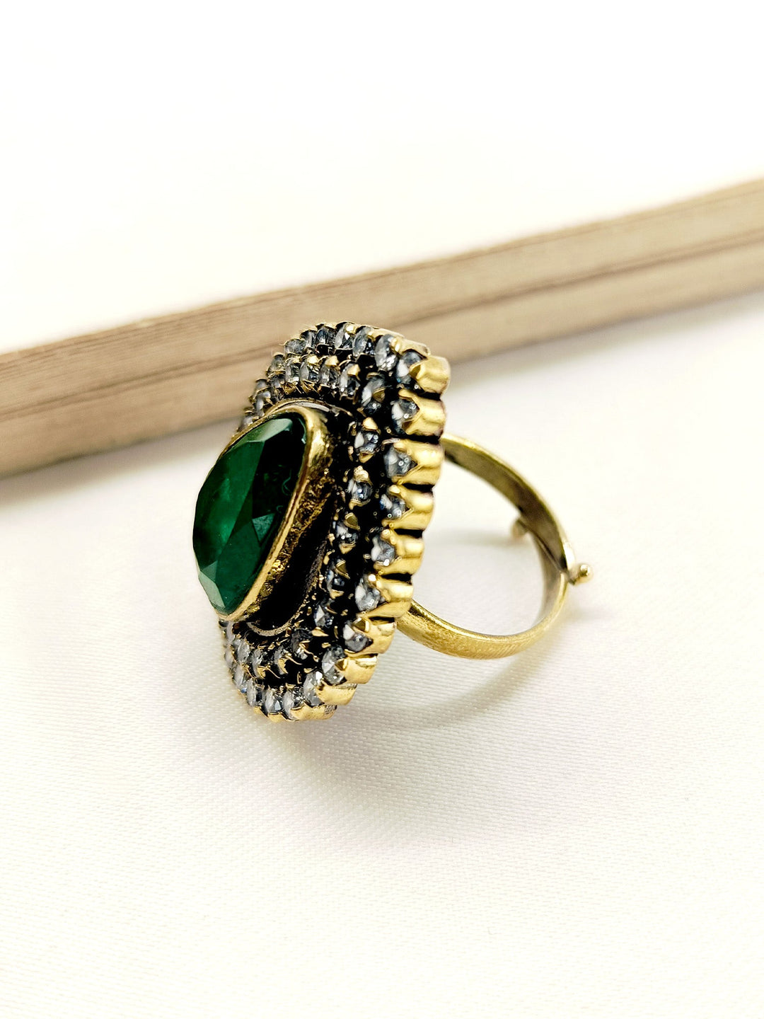 Exquisite Ferozi Green Victorian Finger Ring with Detailed Floral Motifs