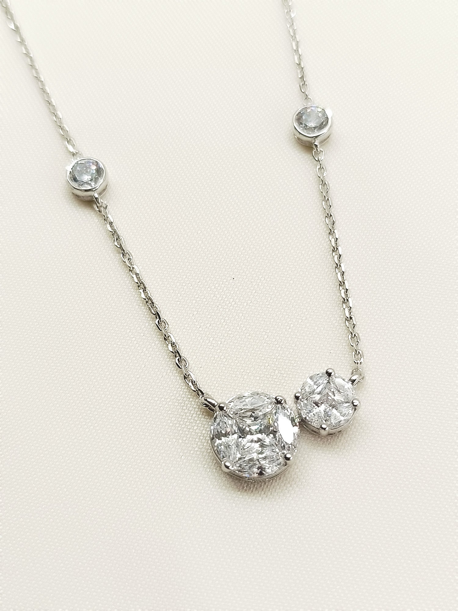 Urvita 92.5 Silver Swarovski Stone Pendal - qivii