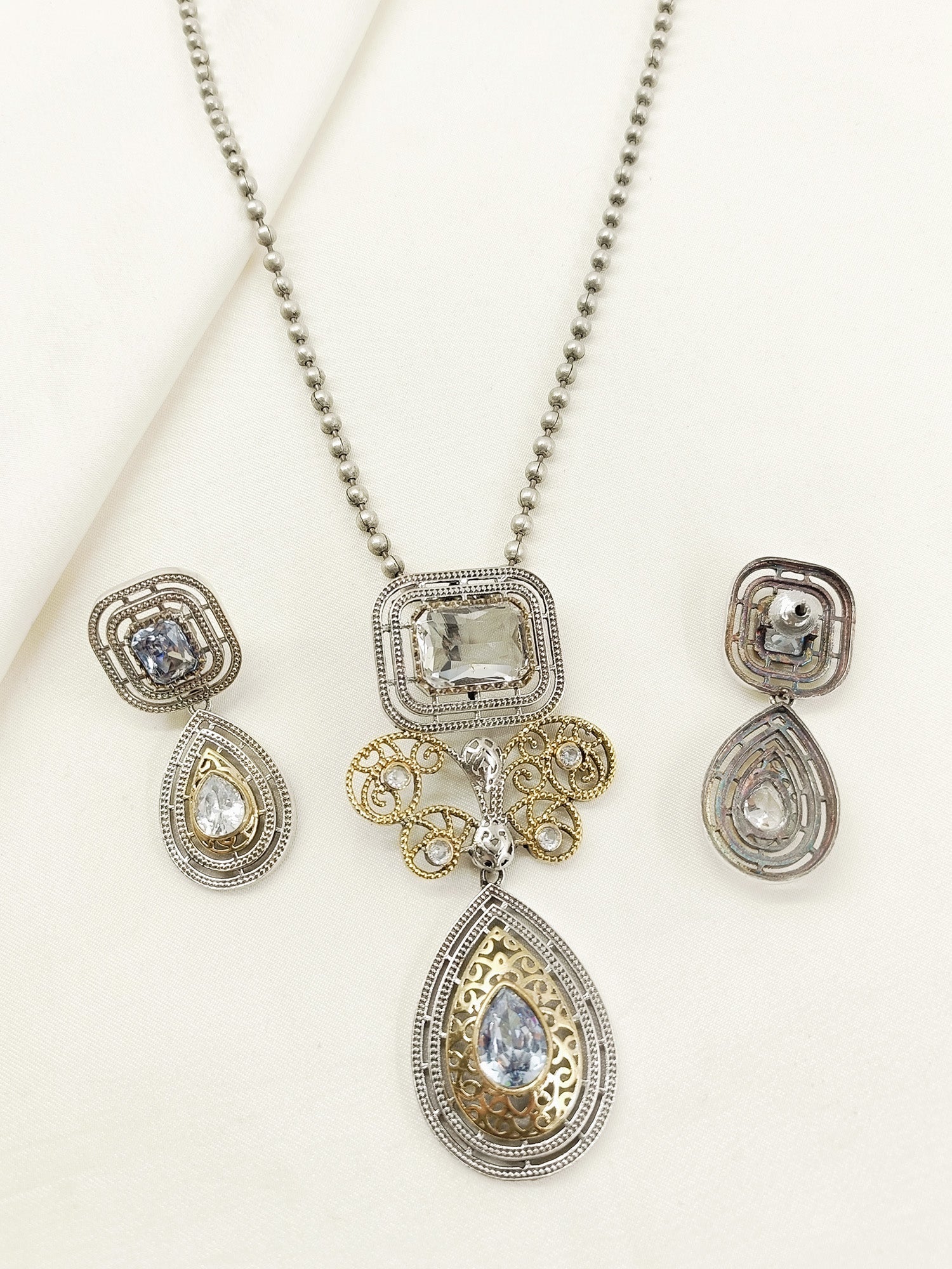 Udgati White Oxidized Pendant Set