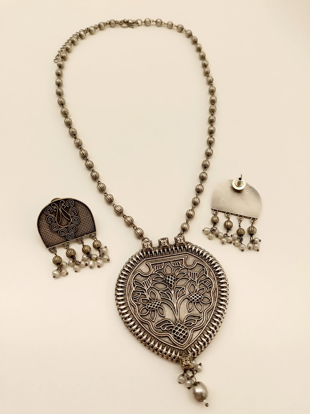 Amyra Oxidized Pendant Set