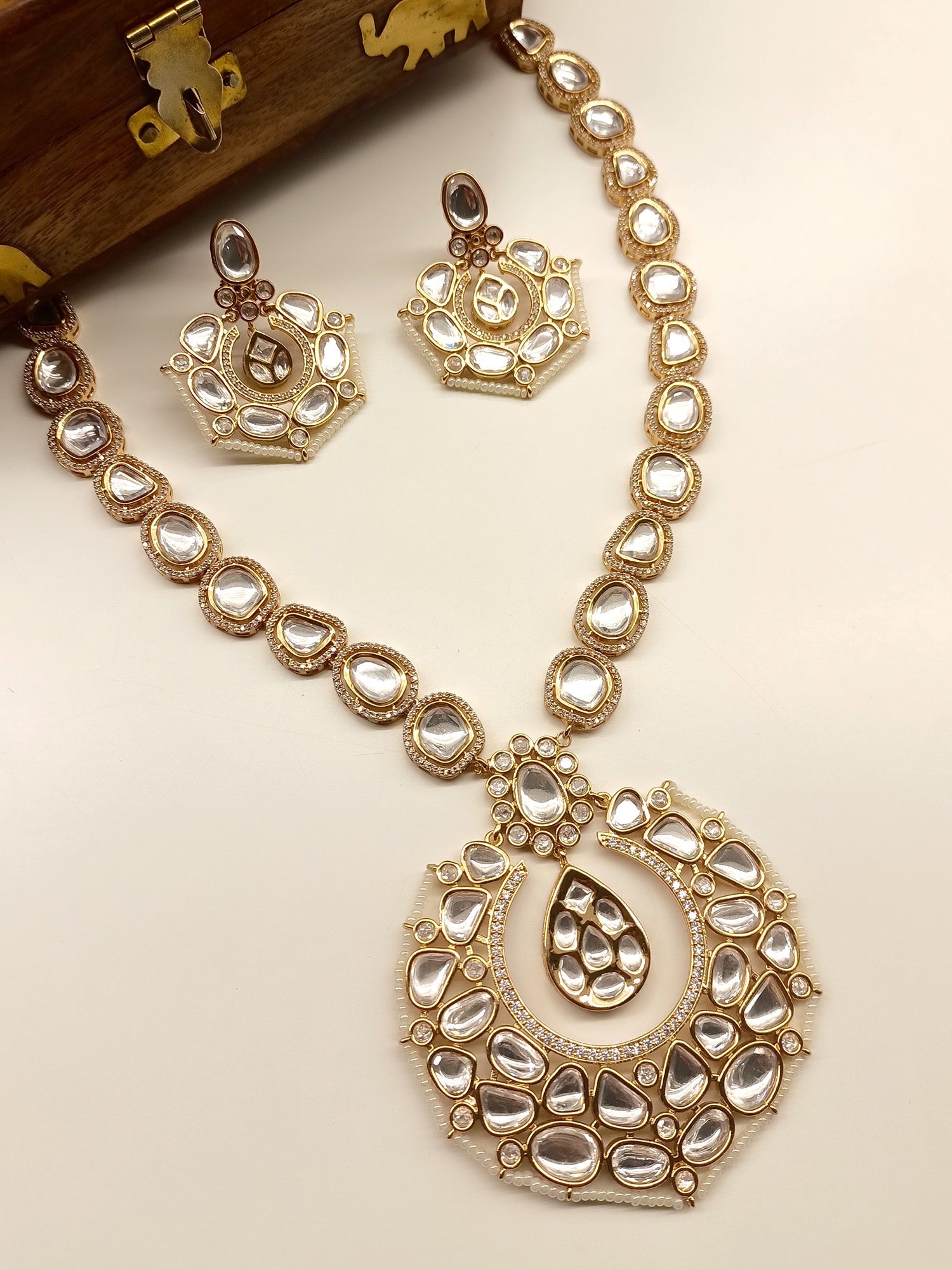 Zanie White Long Kundan Set – qivii