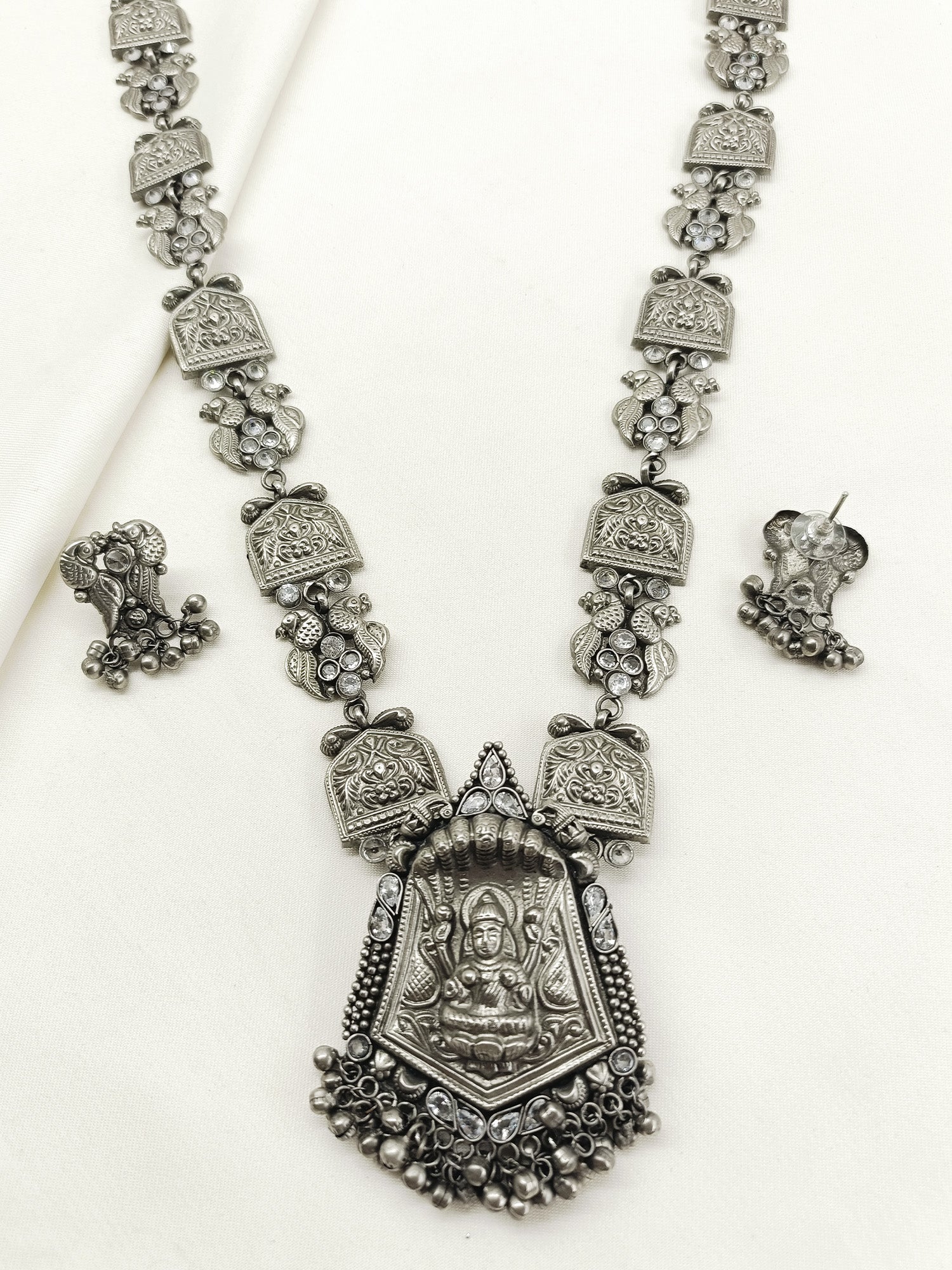 Qiratul White Oxidized Necklace Set