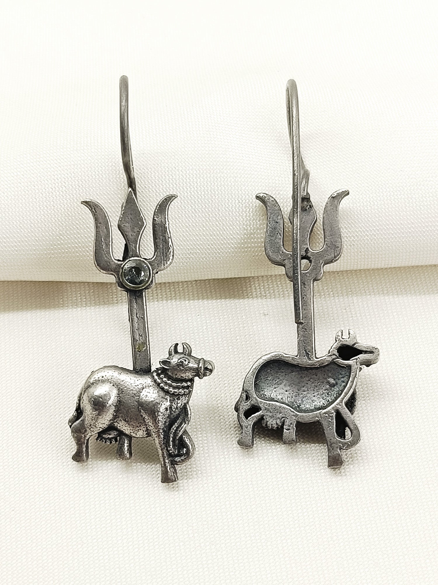 Vihari White Oxidized Earring