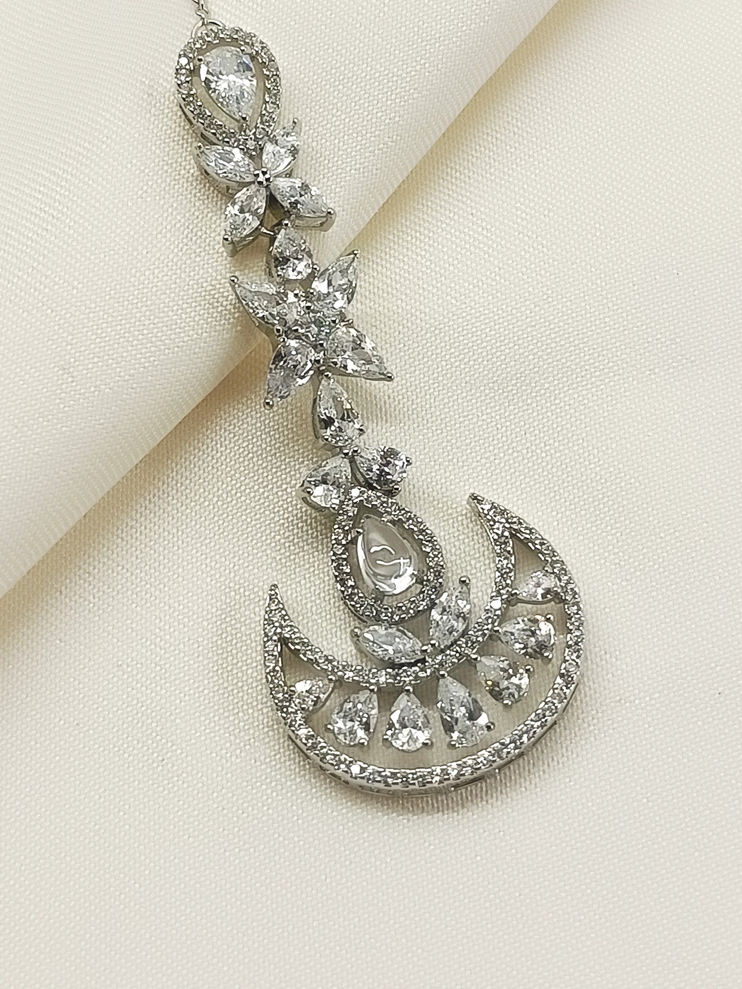 Geet White American Diamond Teeka