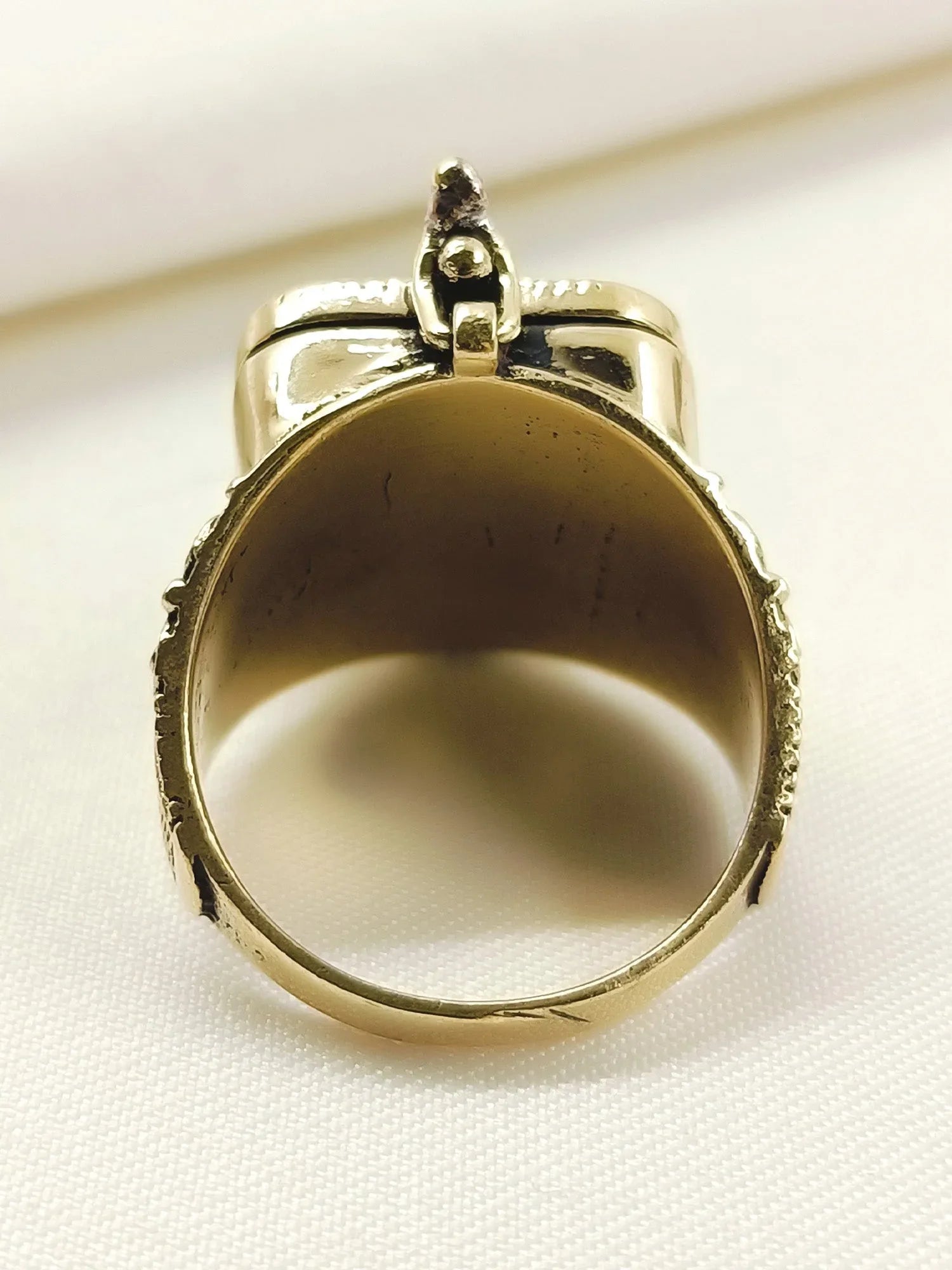 Haridra Grey Western Finger Ring