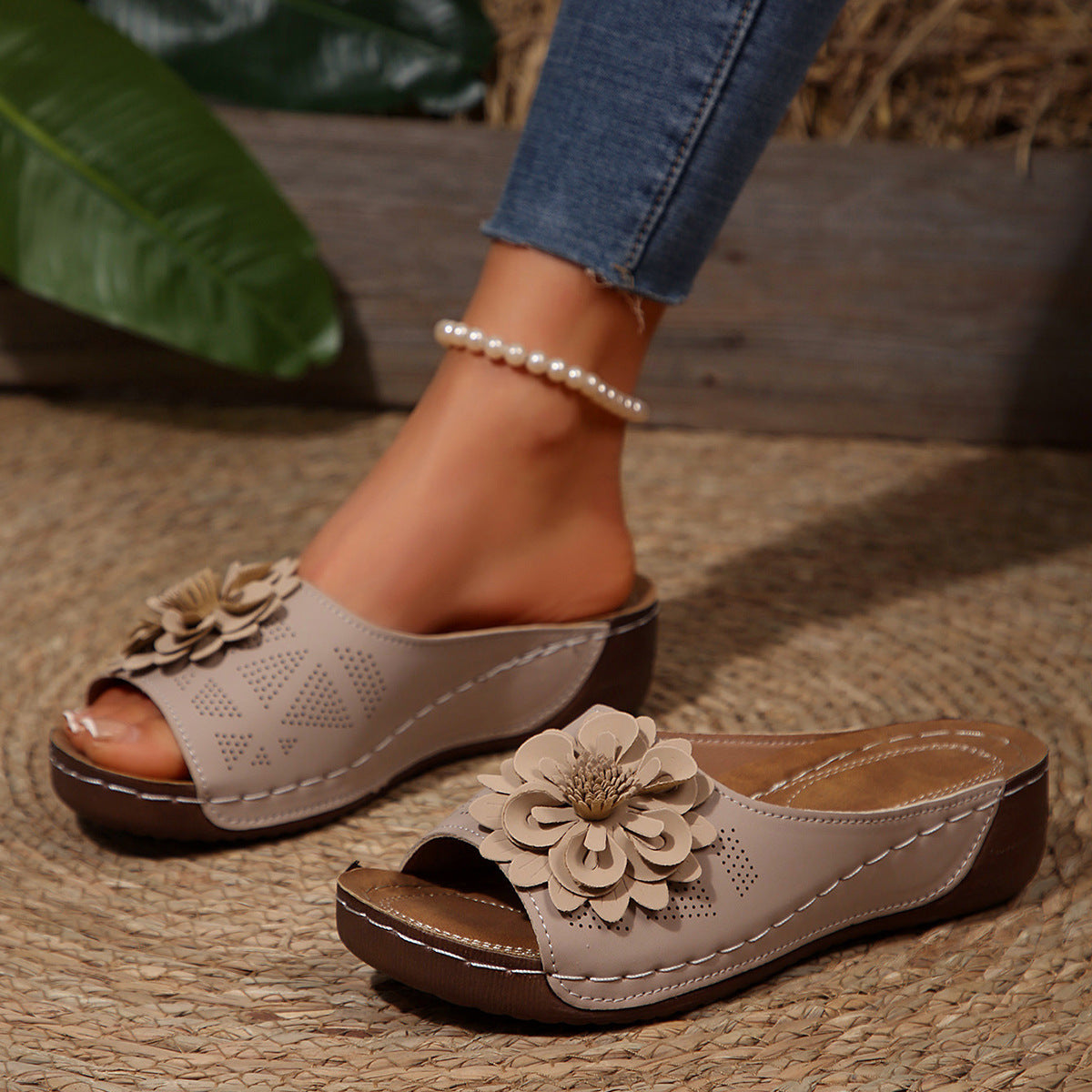 Women's Fleur Cutout Wedge Slides – Flower Appliqué Platform Sandals (US 5–11.5) (Copy)
