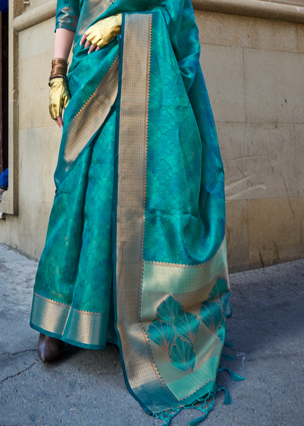 Cerulean Blue Handwoven Two Tone Organza Silk Saree