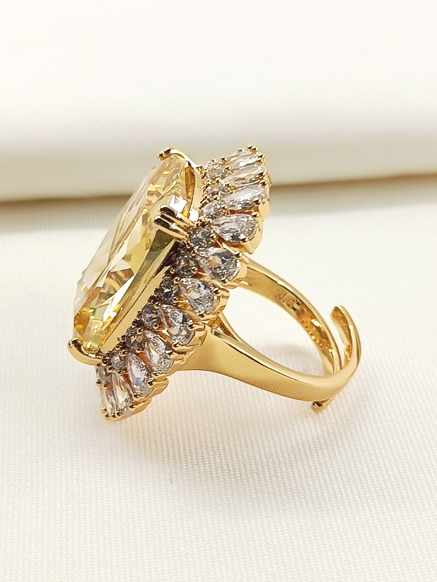 Zeniro Yellow American Diamond Finger Ring