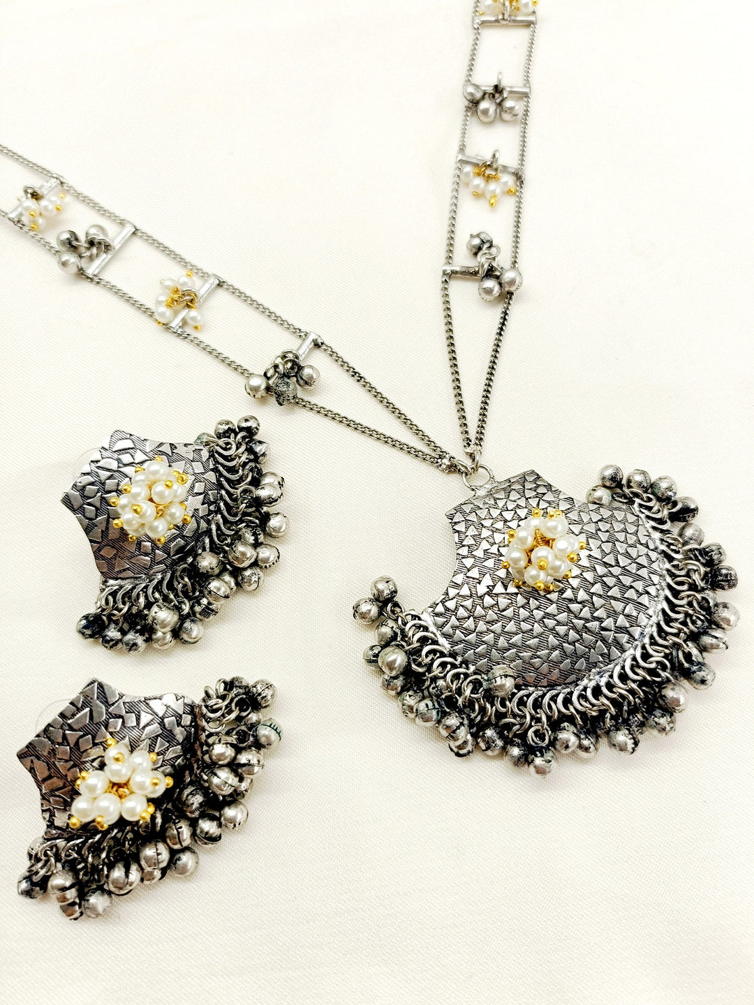 Ameliya Cream Oxidized Pendant Set