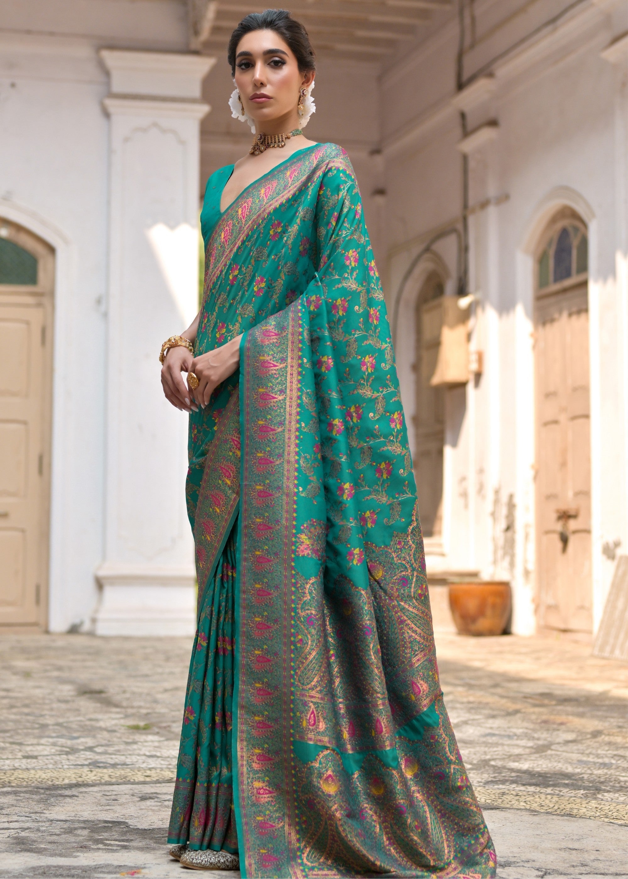 Rama Thread Woven Jal & Flower Silk Saree With Thread Woven Pallu - qivii