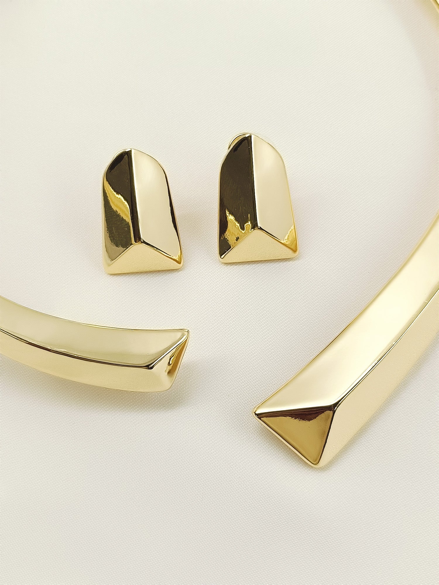 Kaaviya Golden Western Necklace Set