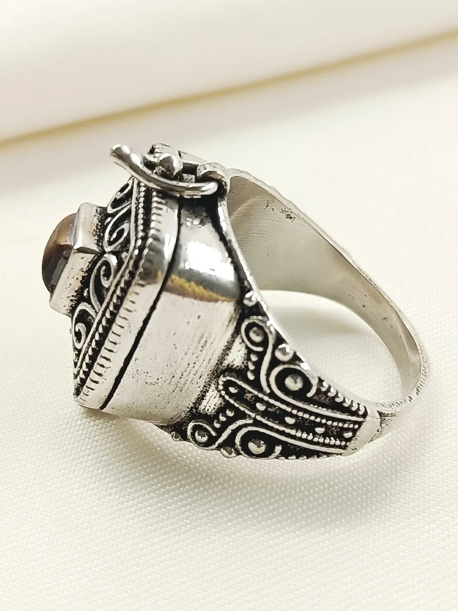 Kanika Brown Western Finger Ring