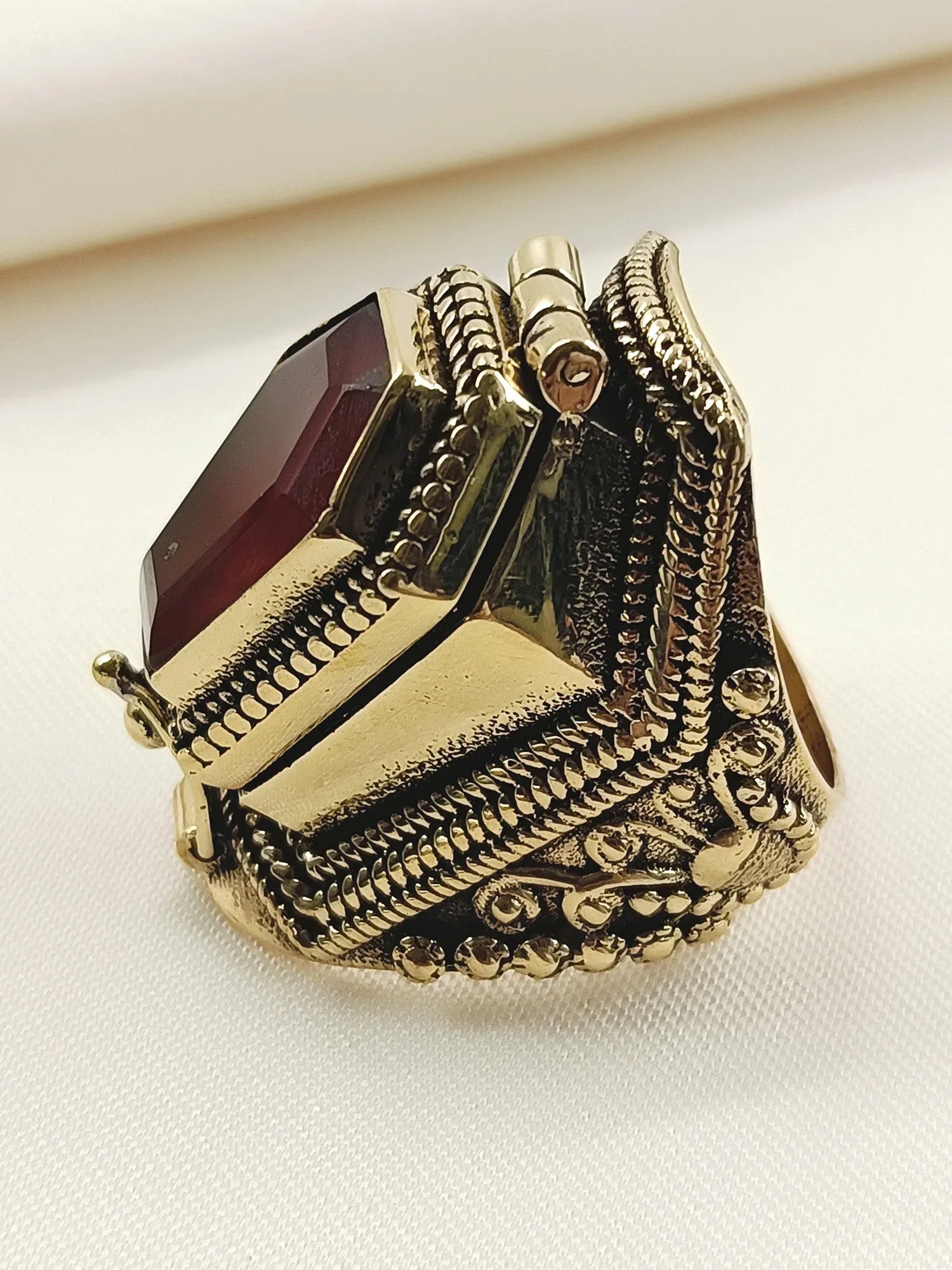 Maral Maroon Western Finger Ring
