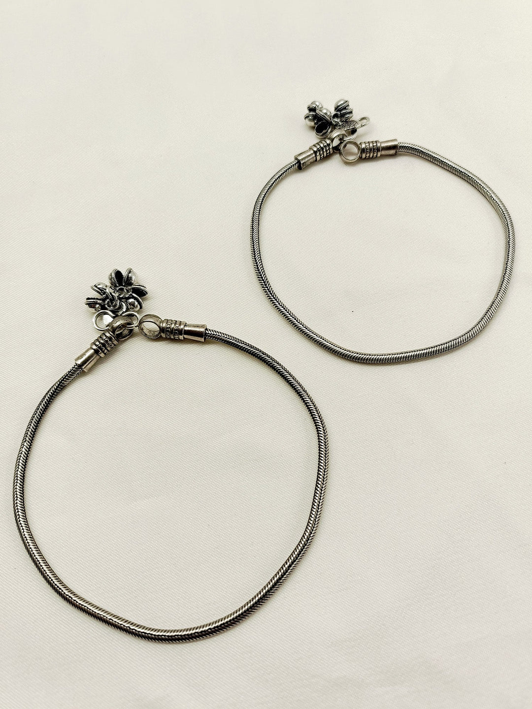 Dajshi Delicate Oxidized Silver Anklet