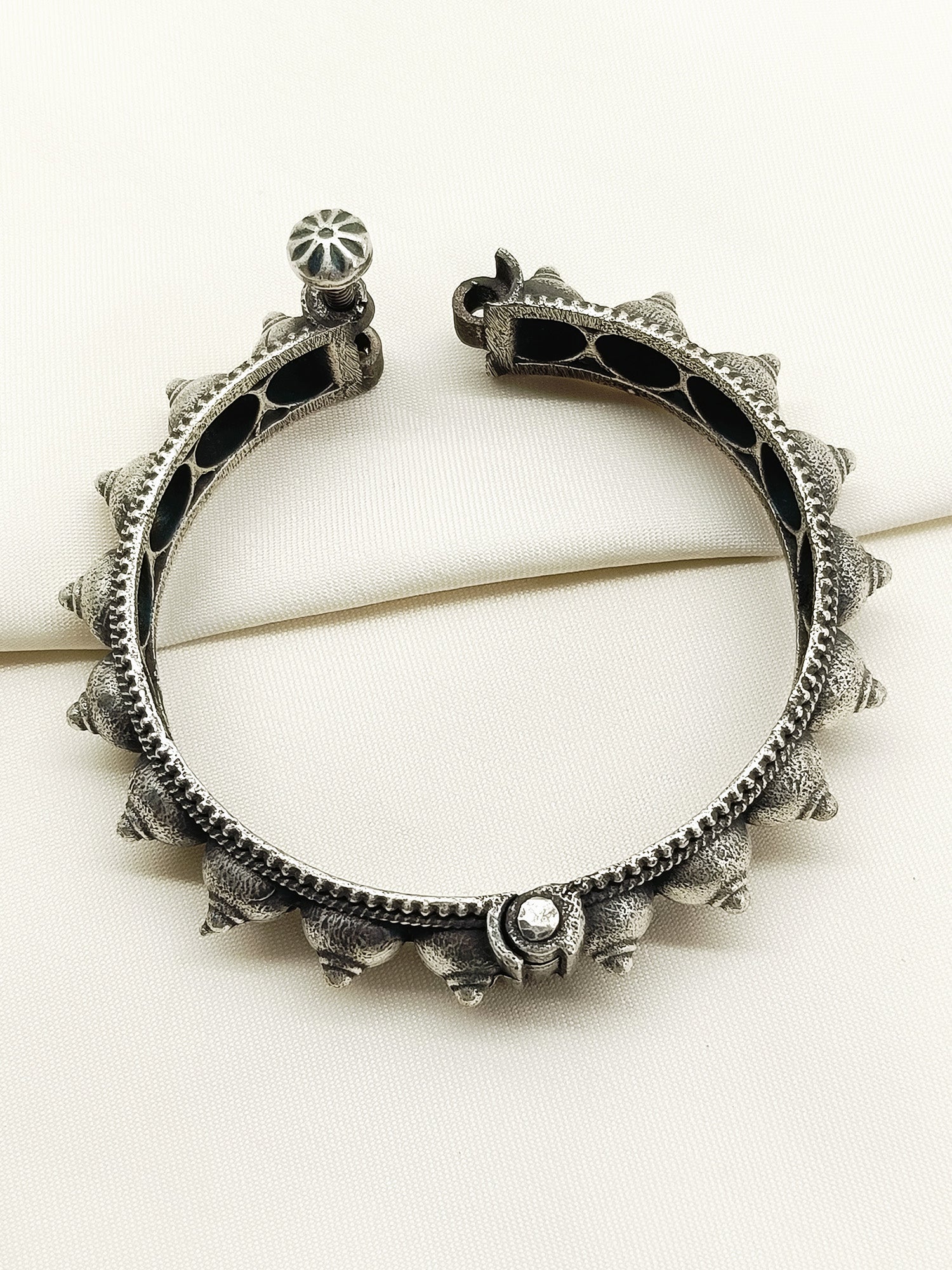 Yashodhara Plain Oxidized Kada