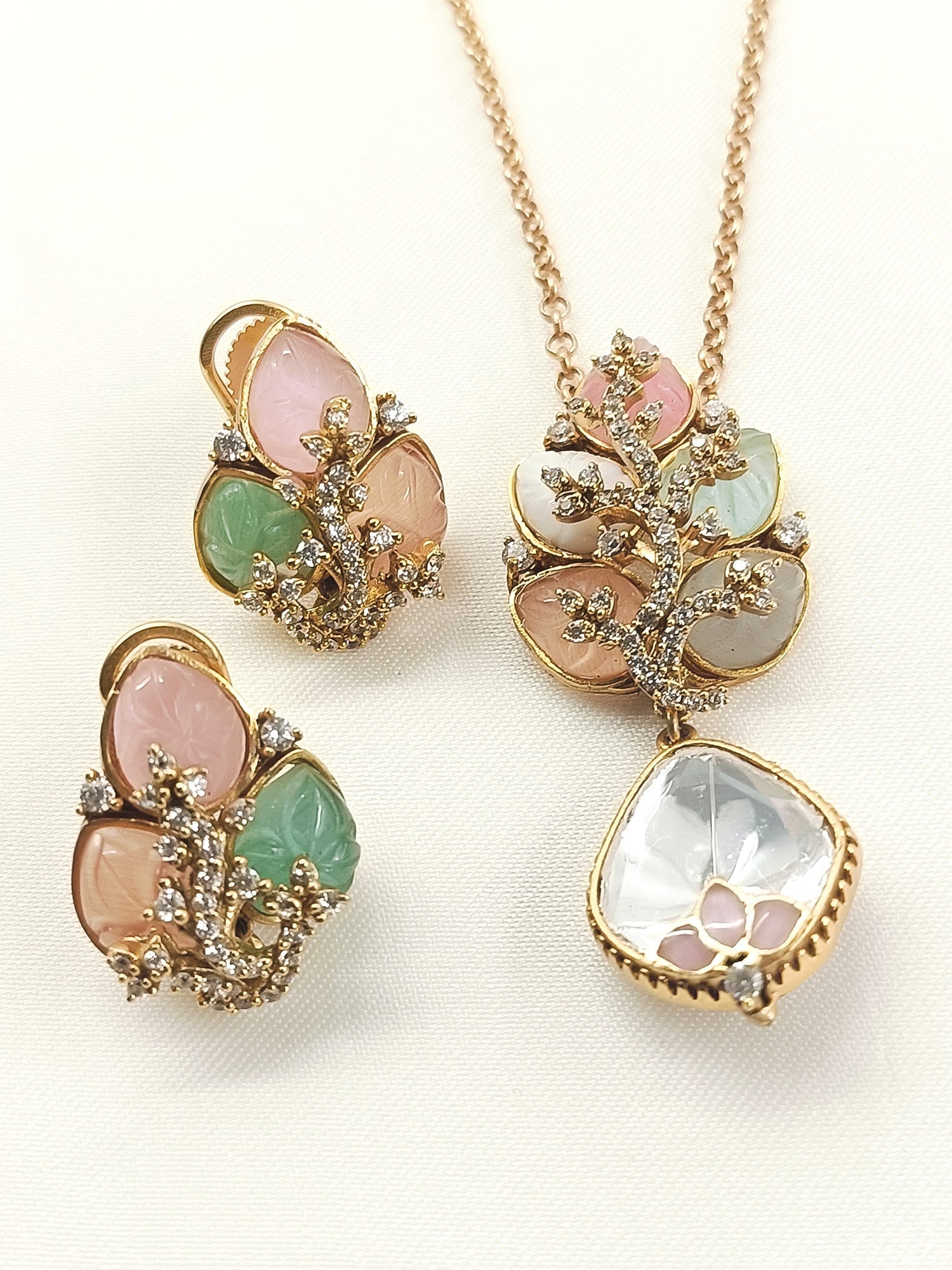 Gaurvi P&G Kundan Pendant Set