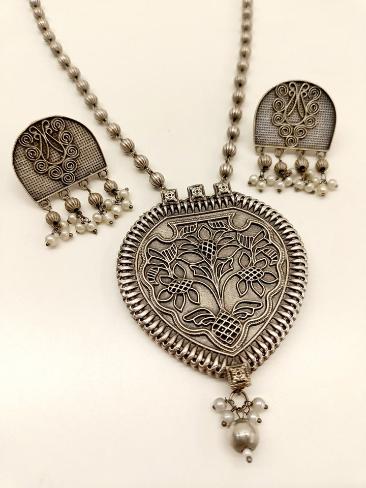 Amyra Oxidized Pendant Set