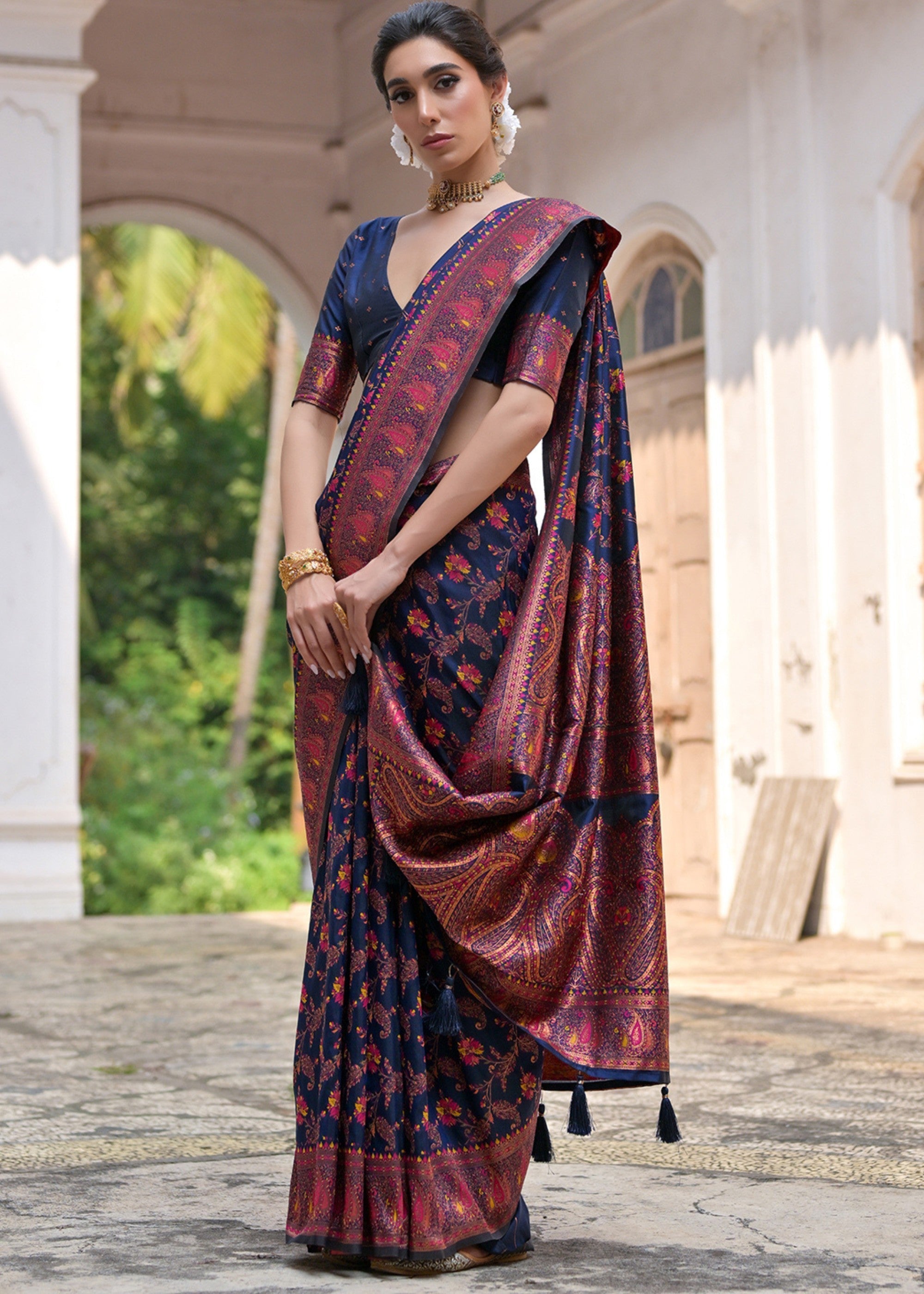 Navy Blue Thread Woven Jal & Flower Silk Saree With Thread Woven Pallu - qivii