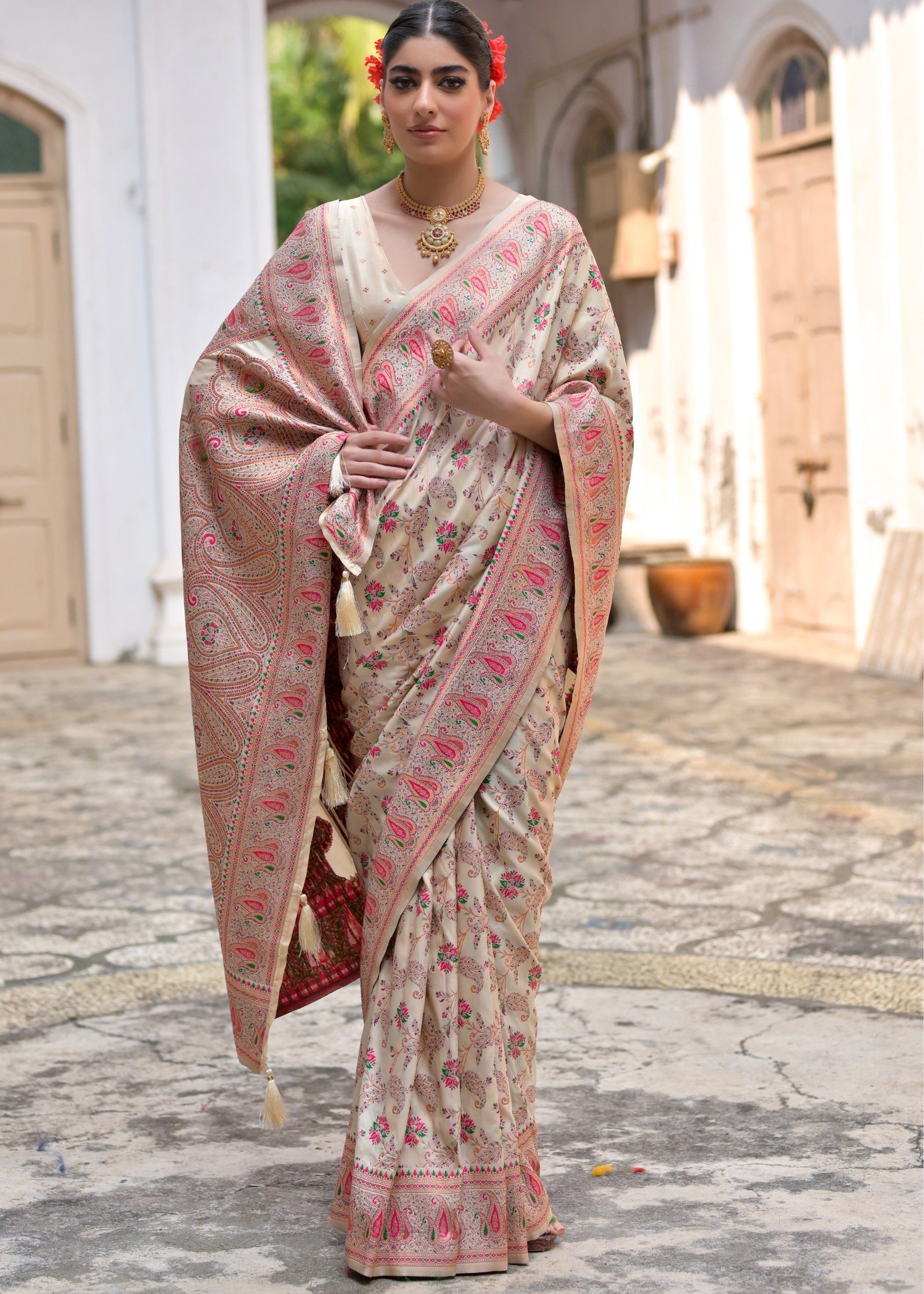 Cream Thread Woven Jal & Flower Silk Saree With Thread Woven Pallu - qivii