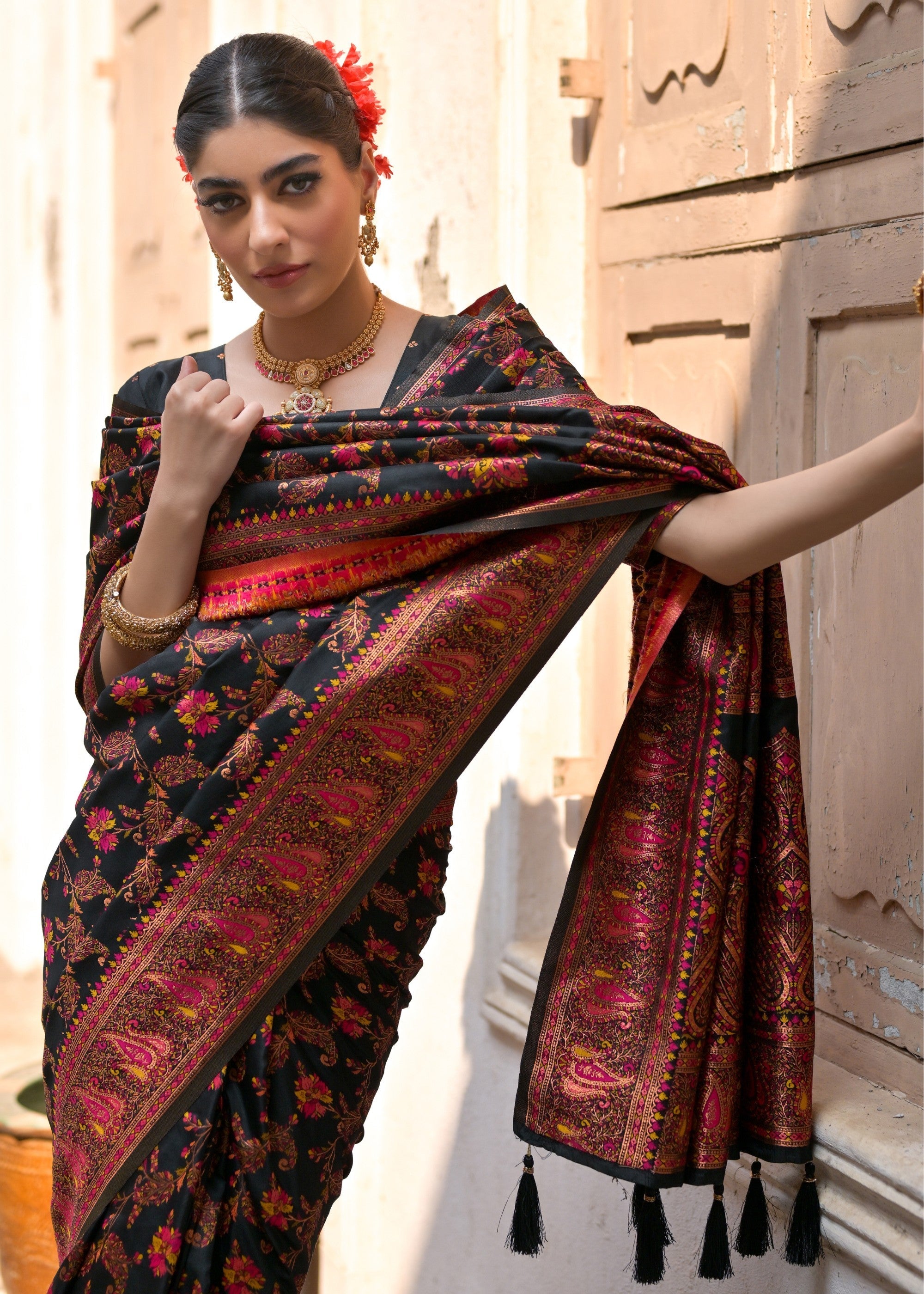 Black Thread Woven Jal & Flower Silk Saree With Thread Woven Pallu - qivii
