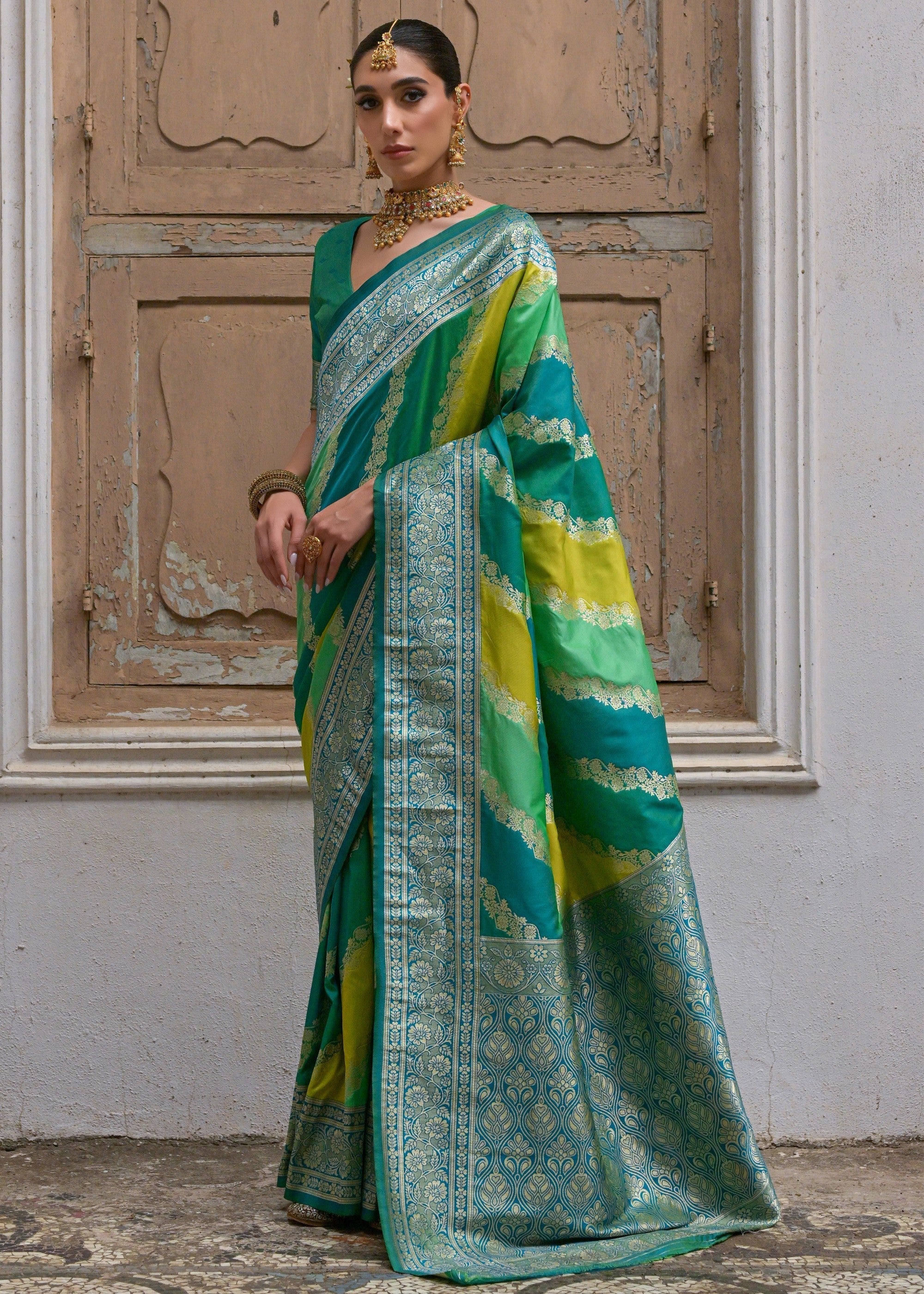 Green Leriya Zari Woven Saree With Contrast Pallu - qivii