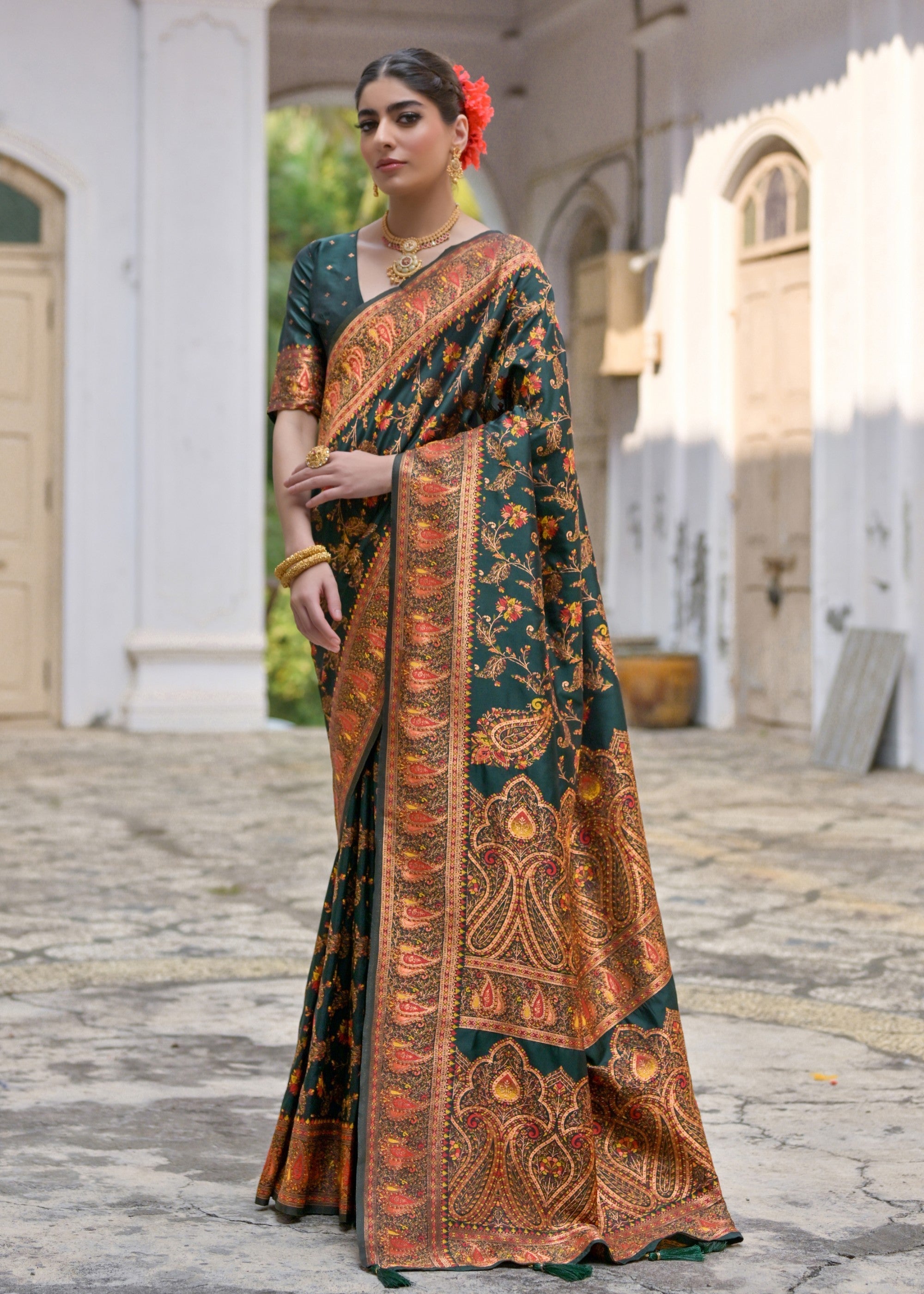 Green Thread Woven Jal & Flower Silk Saree With Thread Woven Pallu - qivii