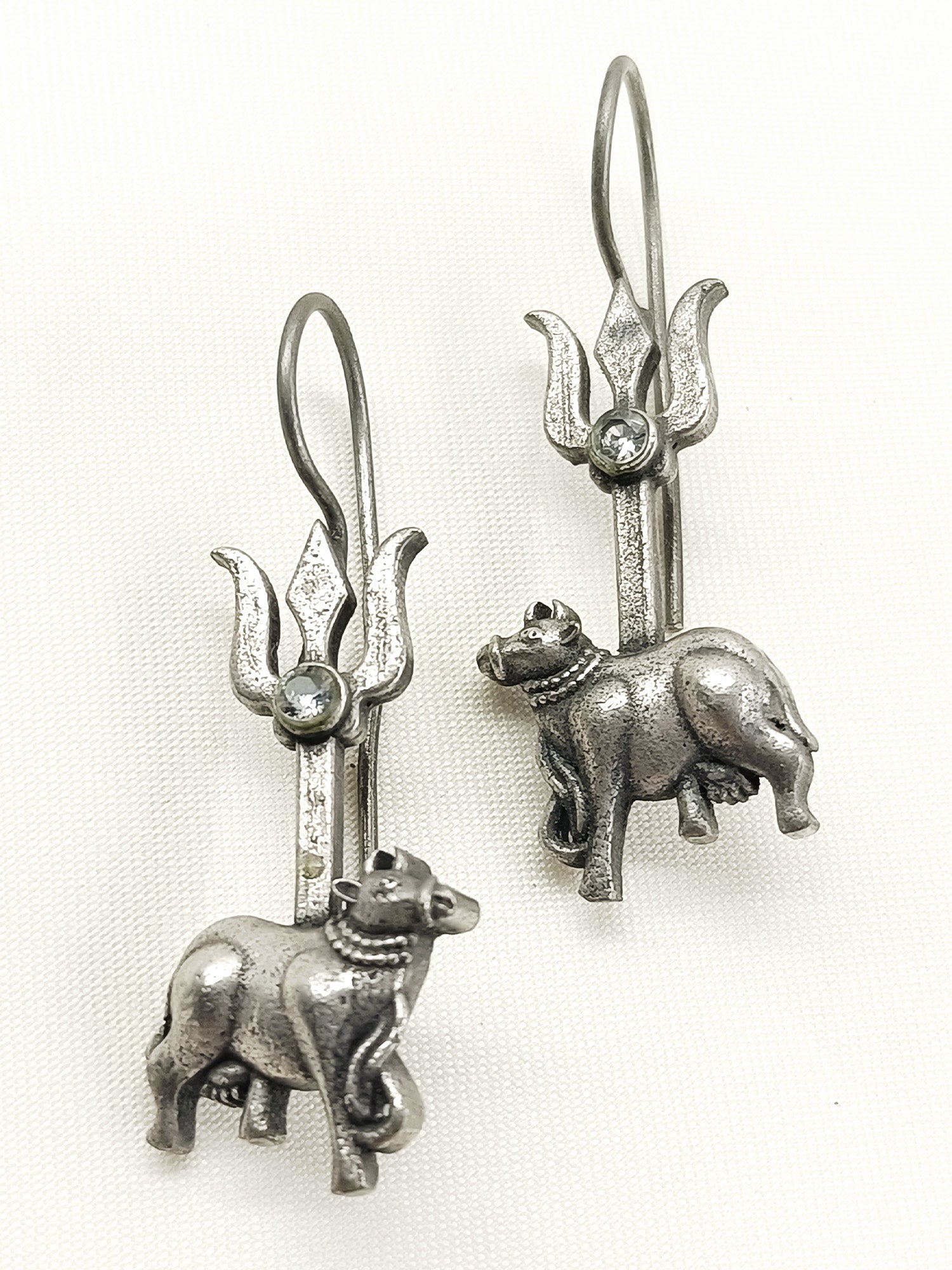 Vihari White Oxidized Earring