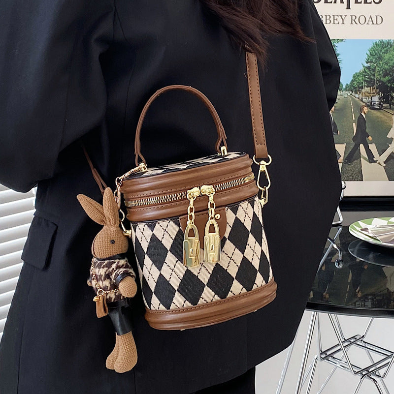 Women‘s Artisan Quilted Crossbody Bag Vintage Bunny Charm Bucket Tote