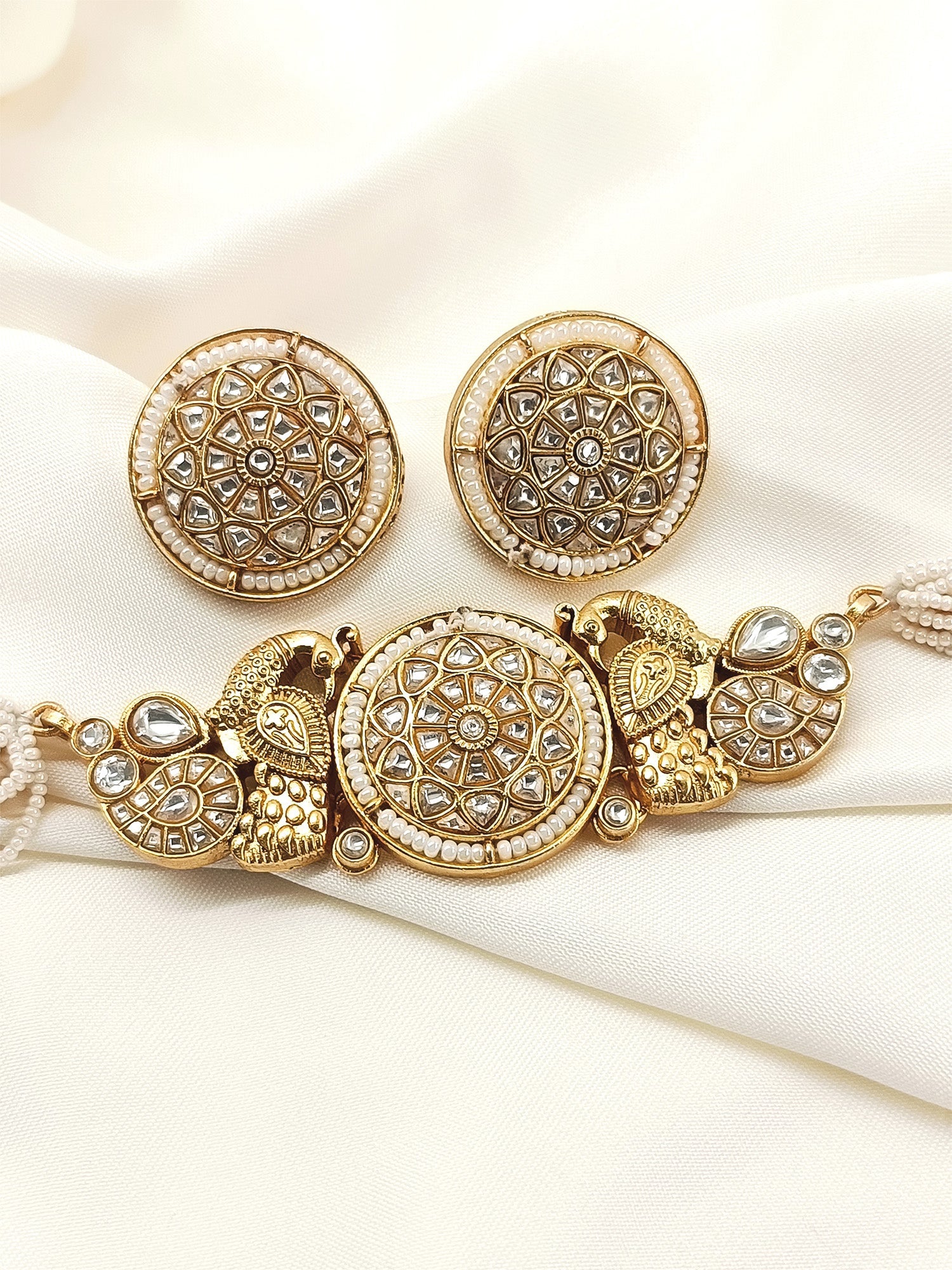 Samriddhi White Kundan Choker Set With Hasli