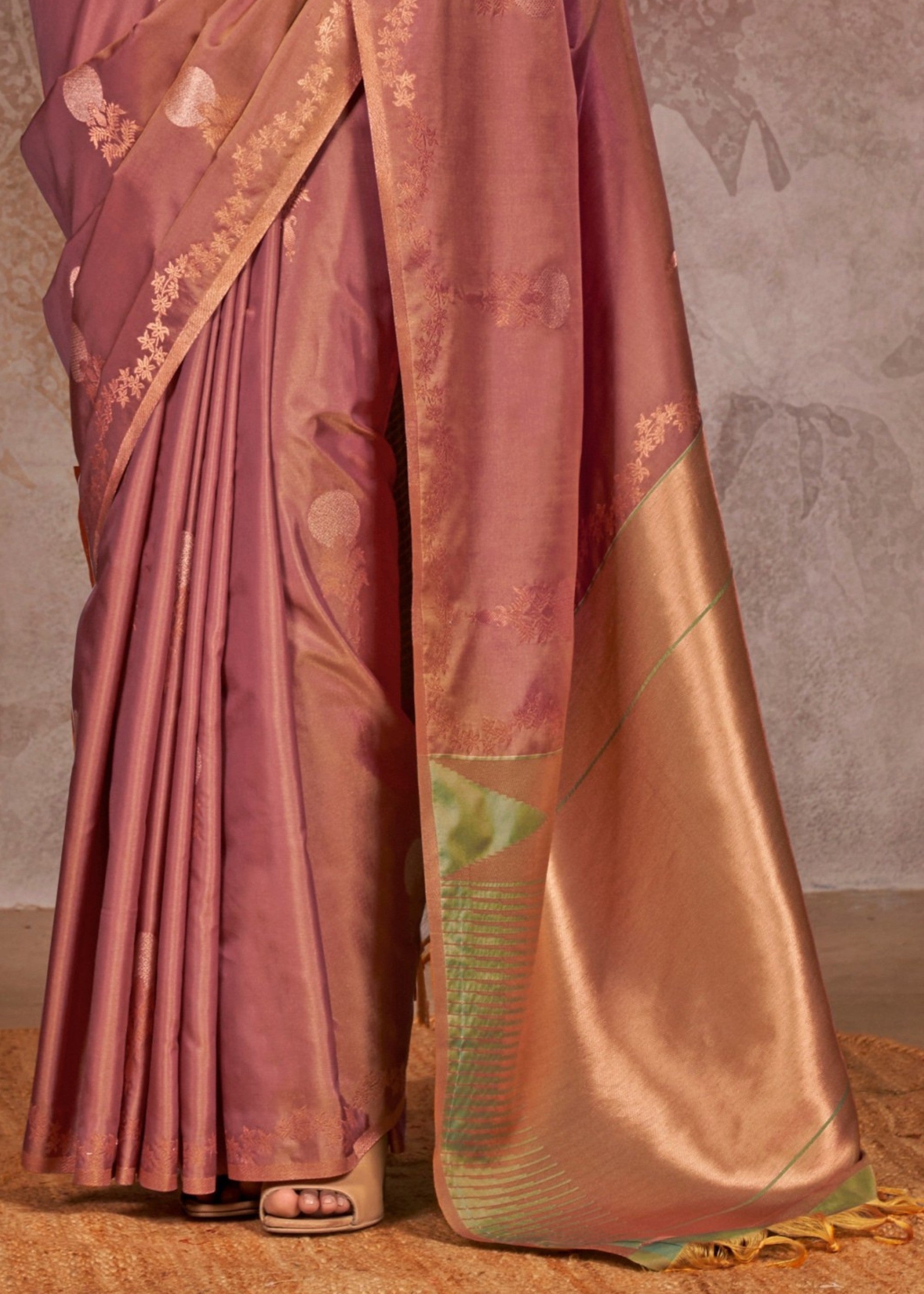 Chestnut Two Tone Handloom Weaving Silk Saree with Contrast Pallu - qivii